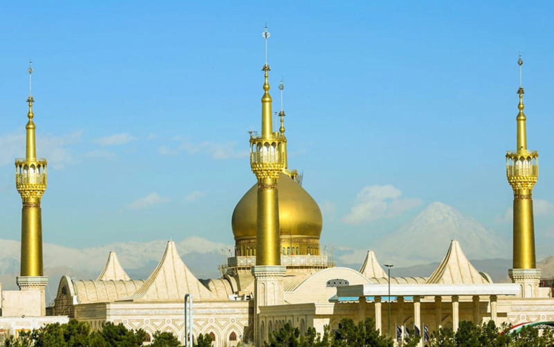نمای گنبد طلایی و گلدسته ها در حرم امام خمینی از دور