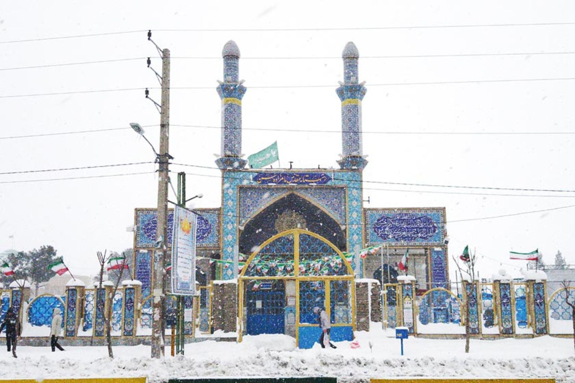 امامزاده حسن تهران در زمستان