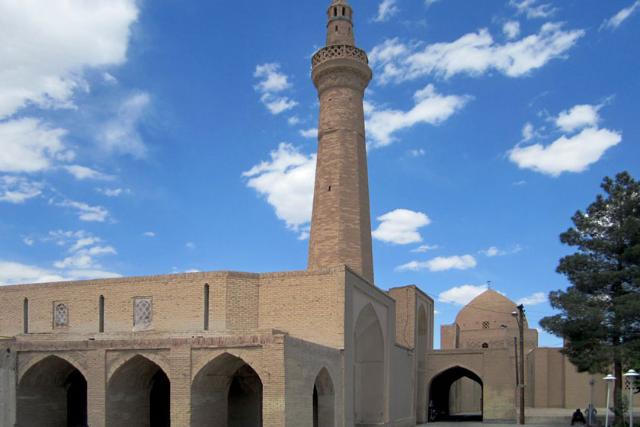 نمای بیرونی و مناره مسجد جامع نایین