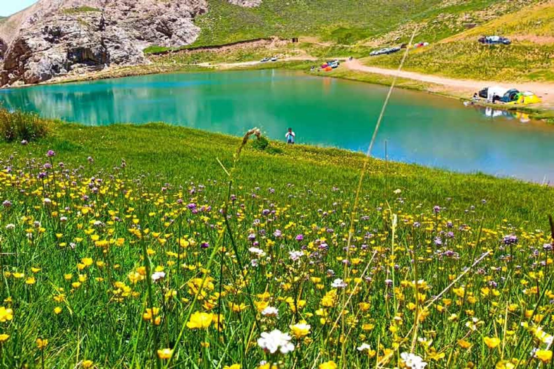 بهار در دریاچه لزور