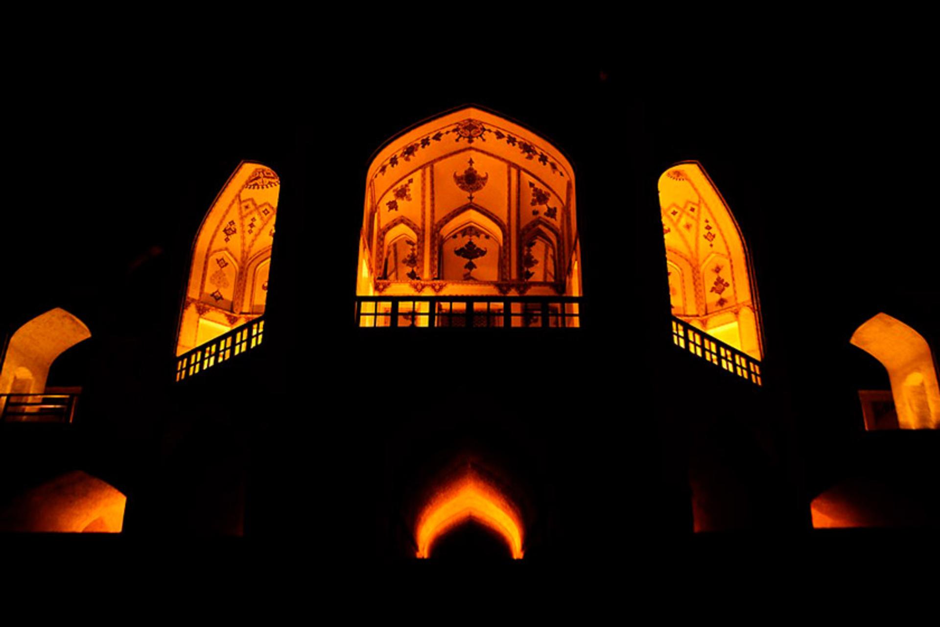معماری باشکوه پل خواجو