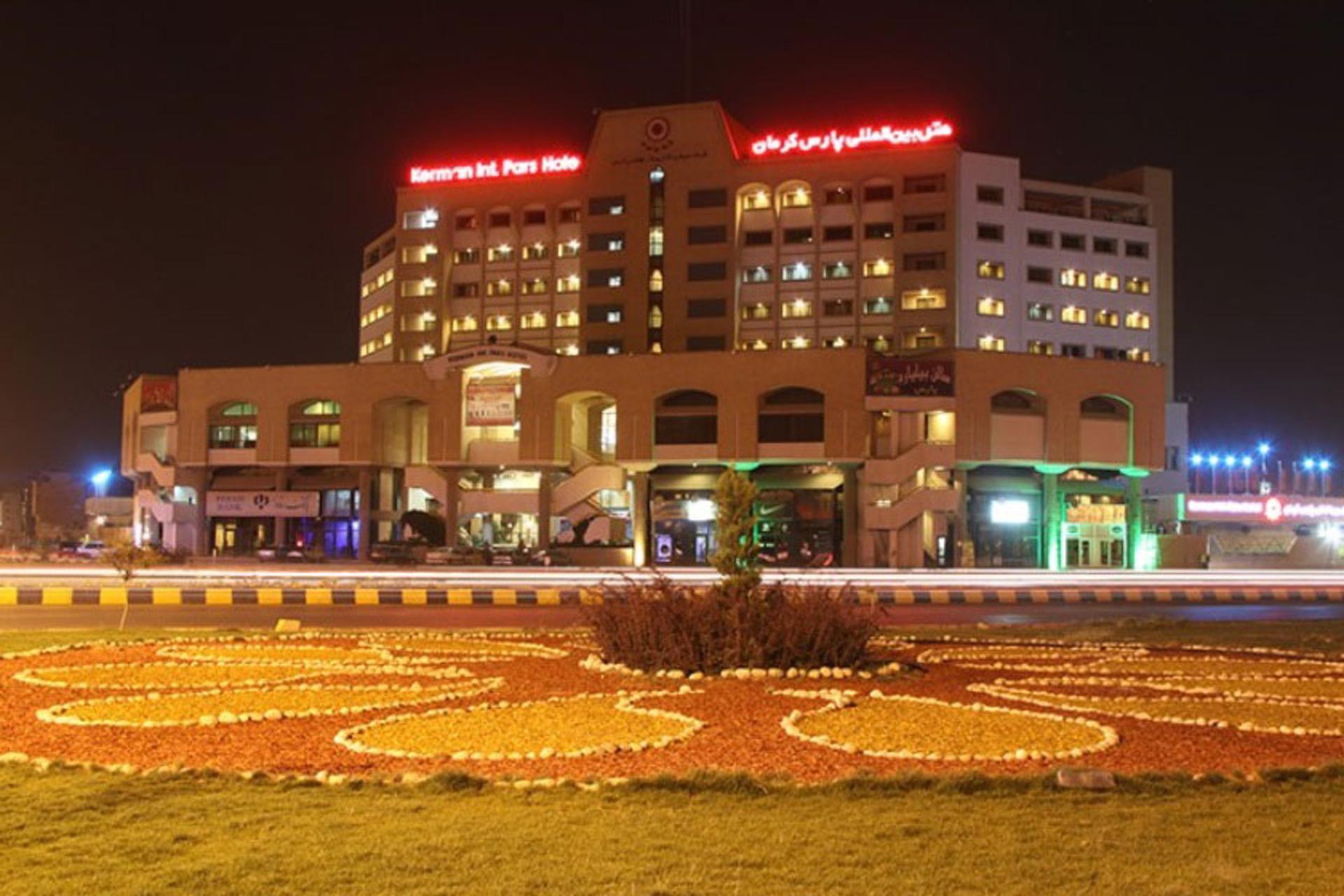 هتل پارس کرمان در شب
