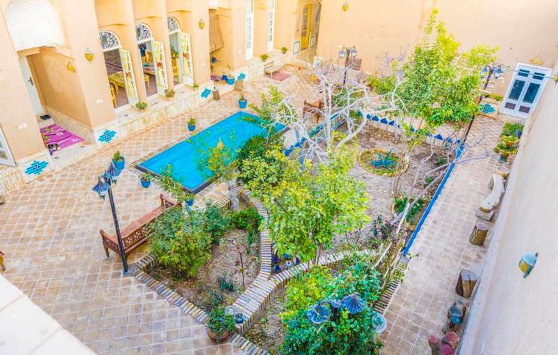 بومگردی عمارت بانو 