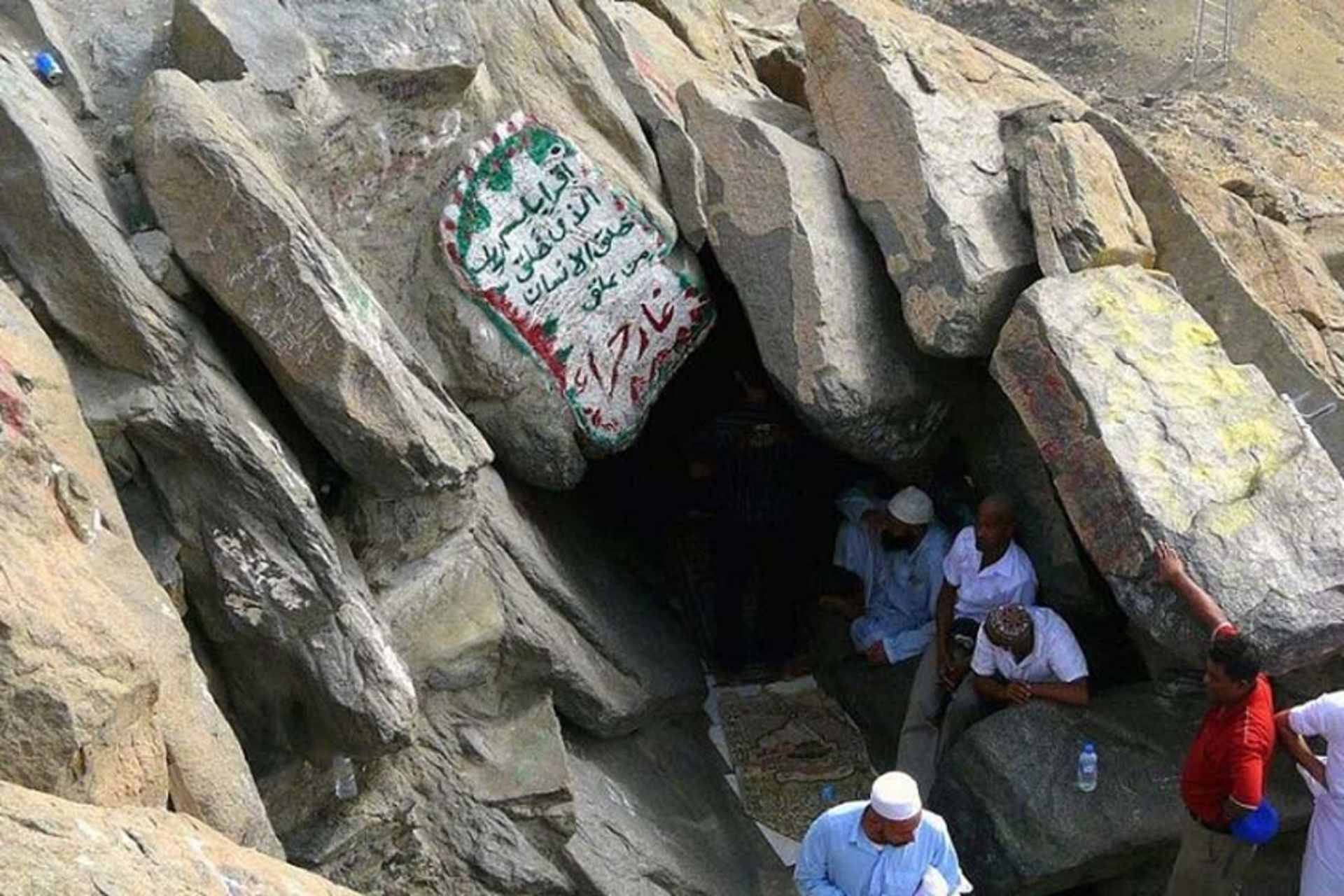عبادت در ورودی غار حرا