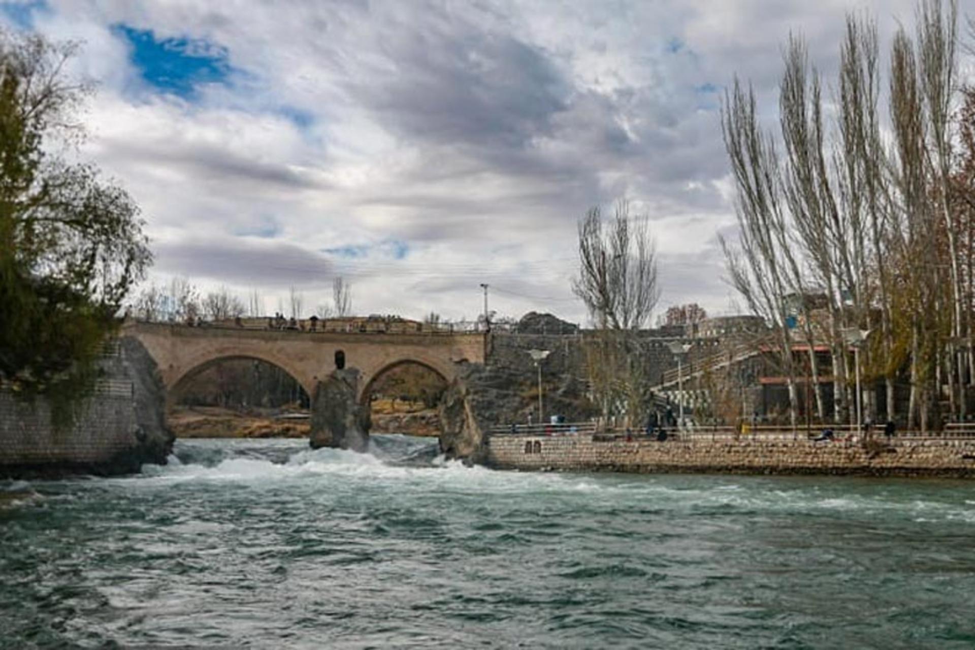 جریان خروشان آب زیر پل زمان خان سامان