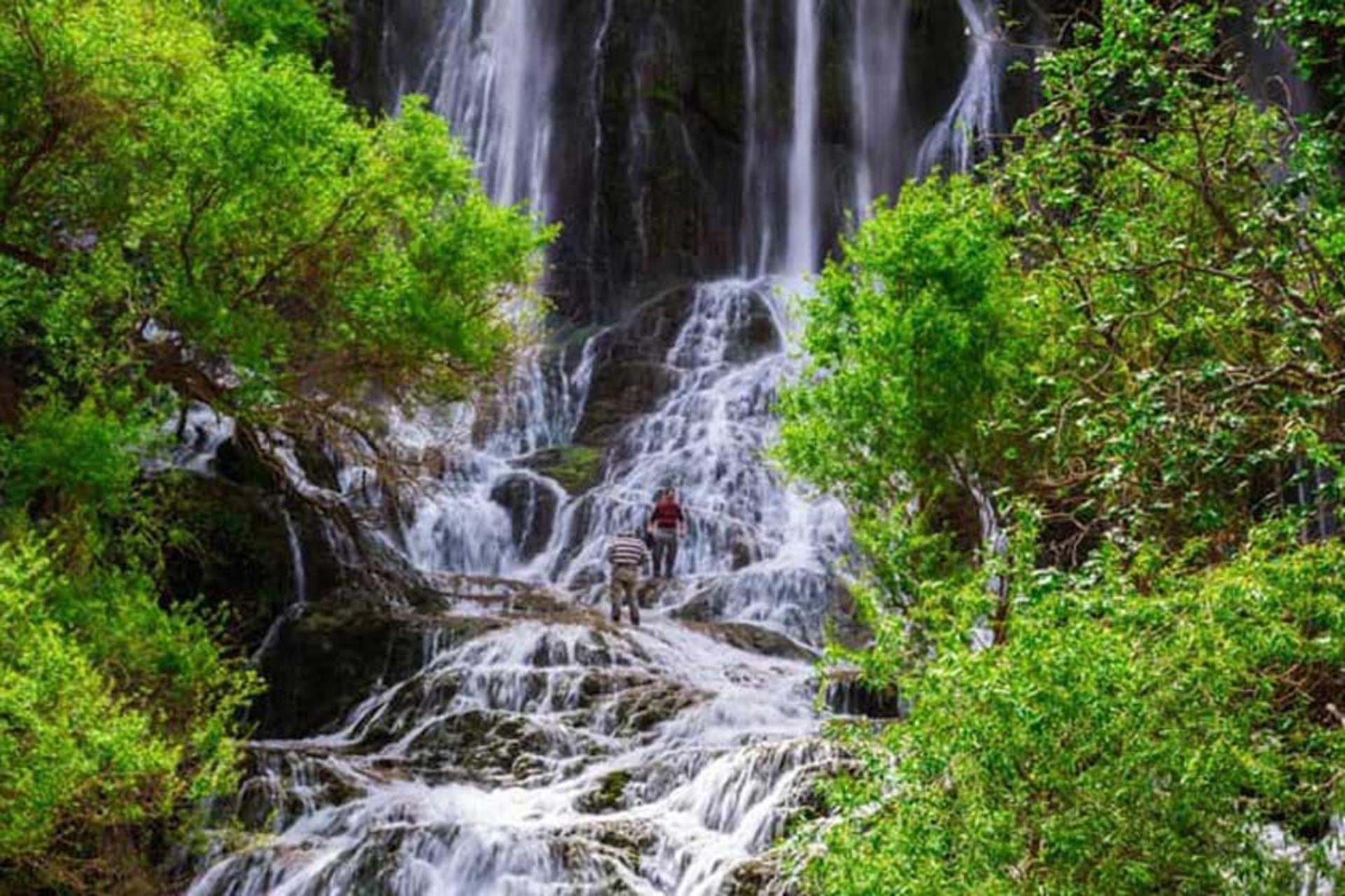 ریزش آب در آبشار شوی