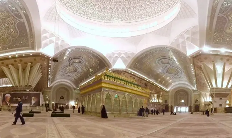 نمای داخلی حرم امام خمینی با ضریح  میان آن