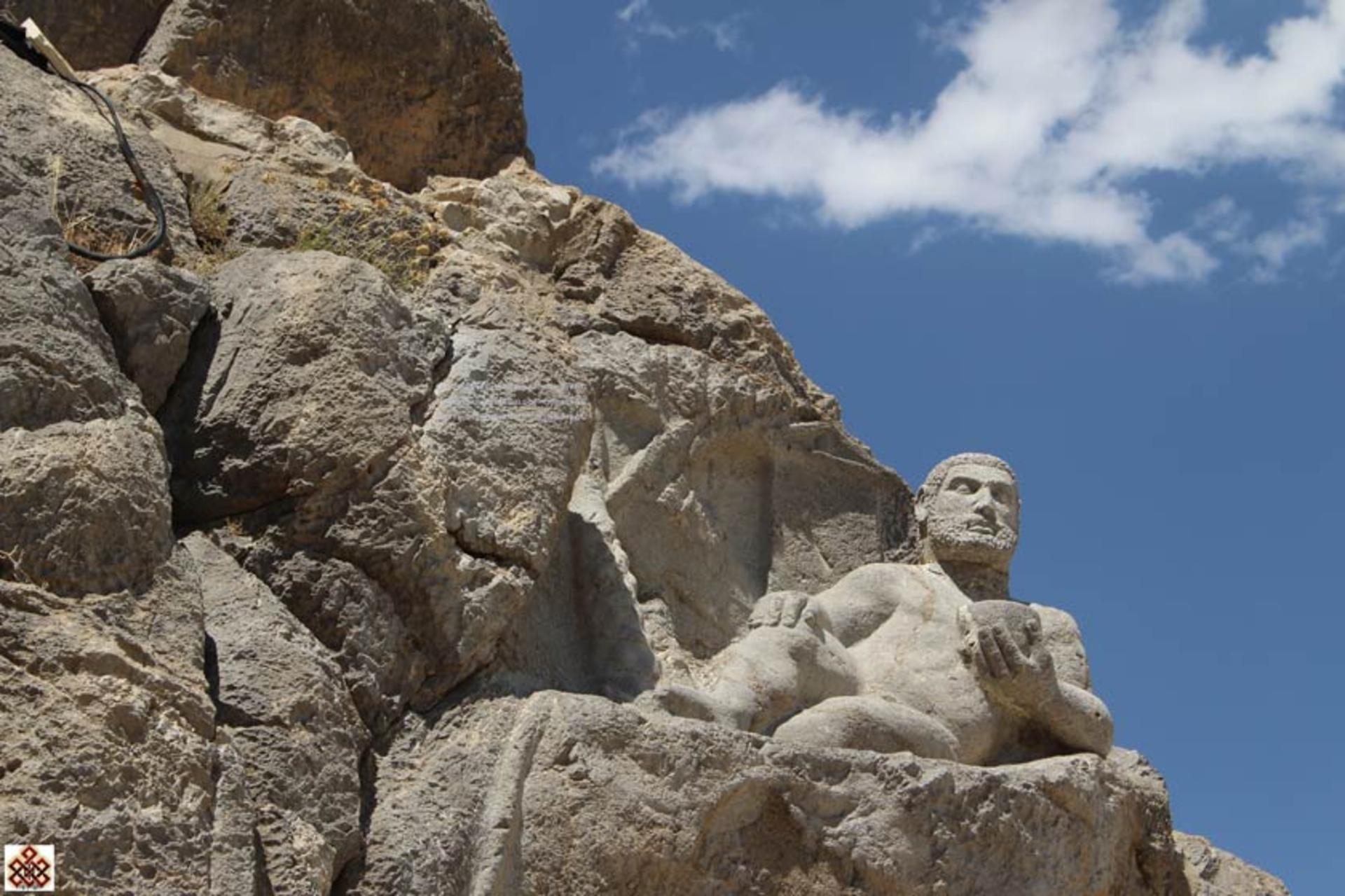 نمایی از مجسمه هرکول با پس‌زمینه آسمان