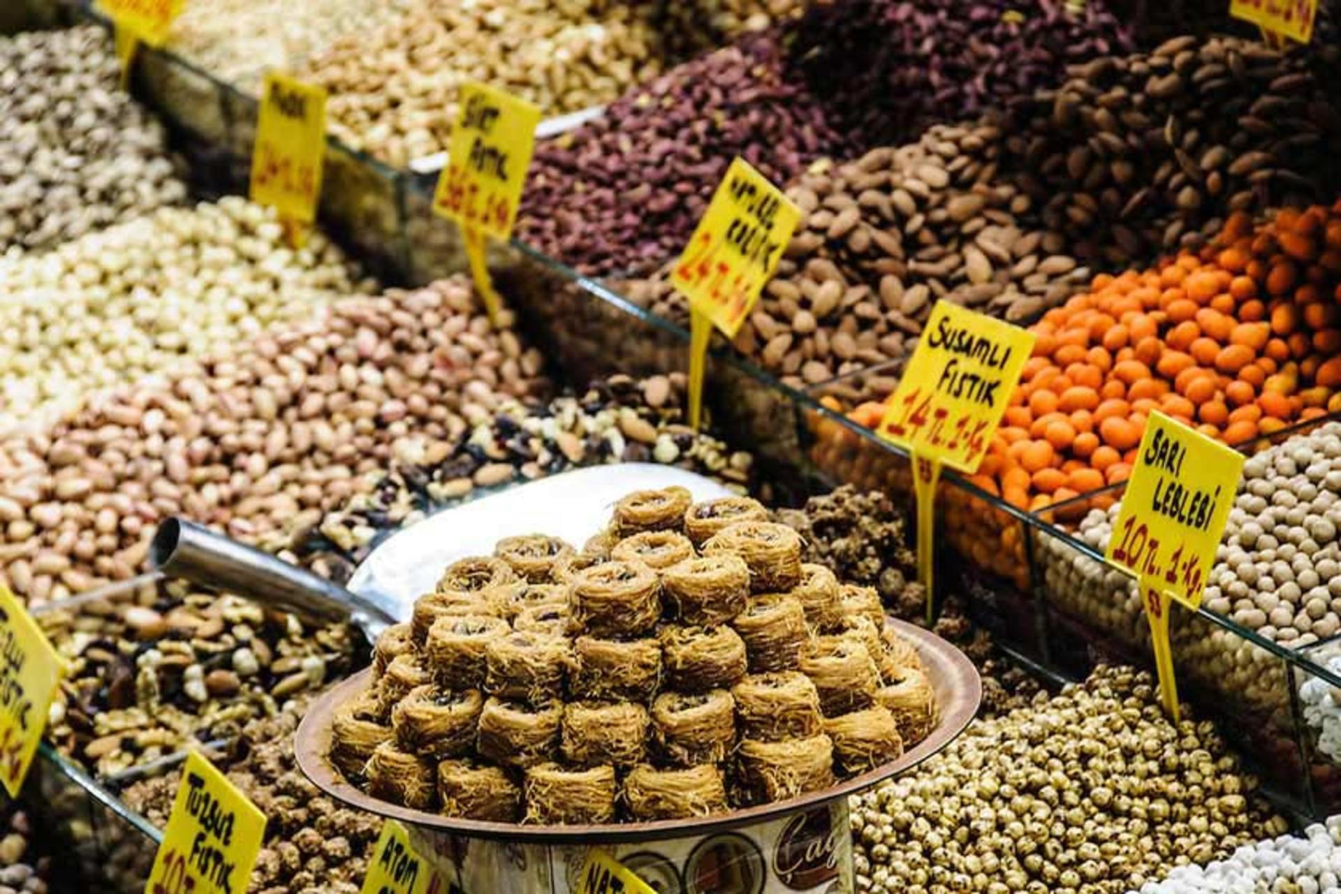 فروش خوراکی‌های خوشمزه در بازار ادویه استانبول