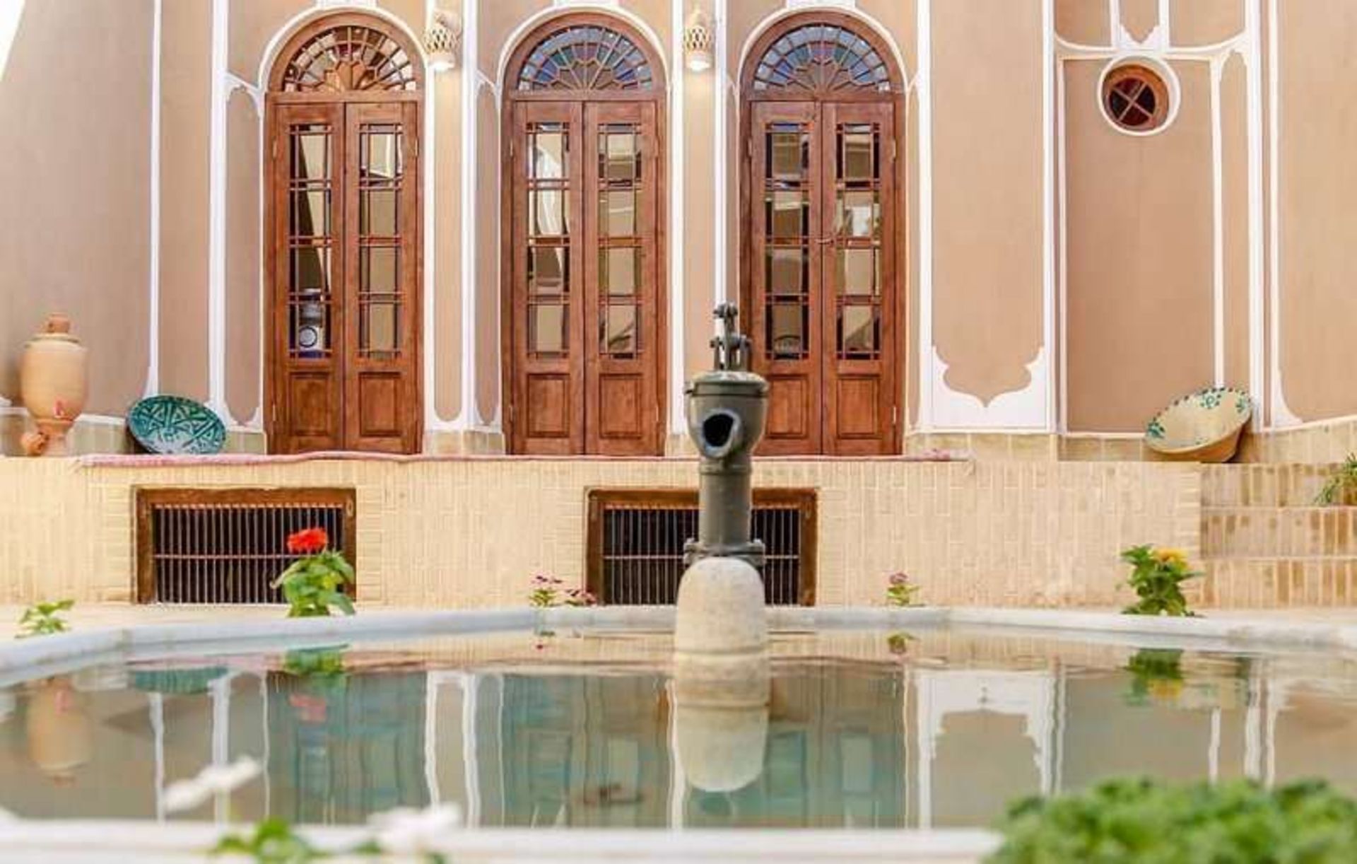 بوم گردی تاج الملوک