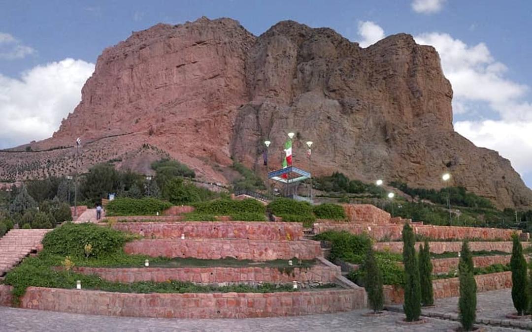 کوه صفه اصفهان در زمان غروب خورشید