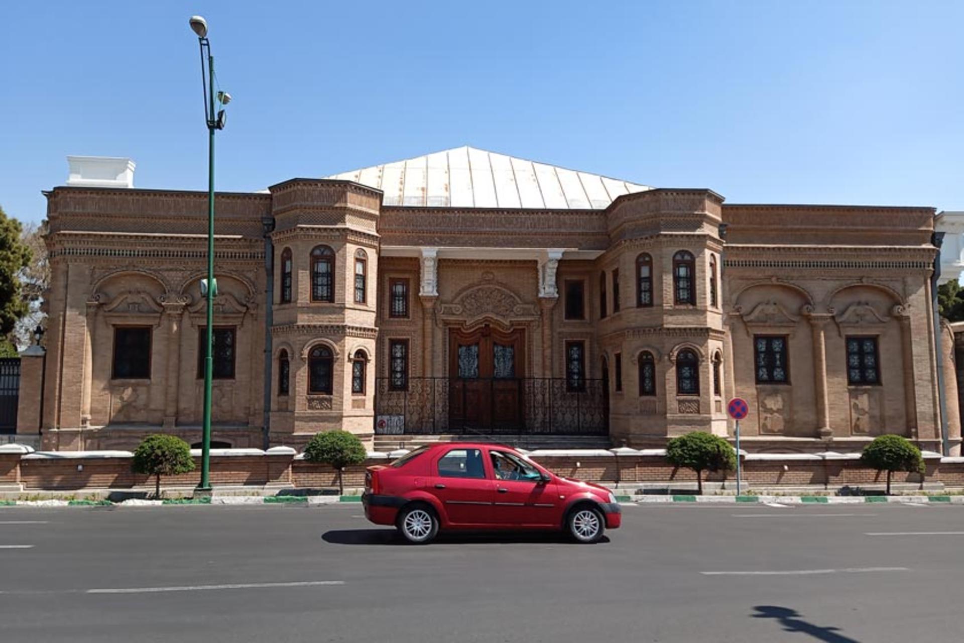 ورودی عمارت بهارستان تهران