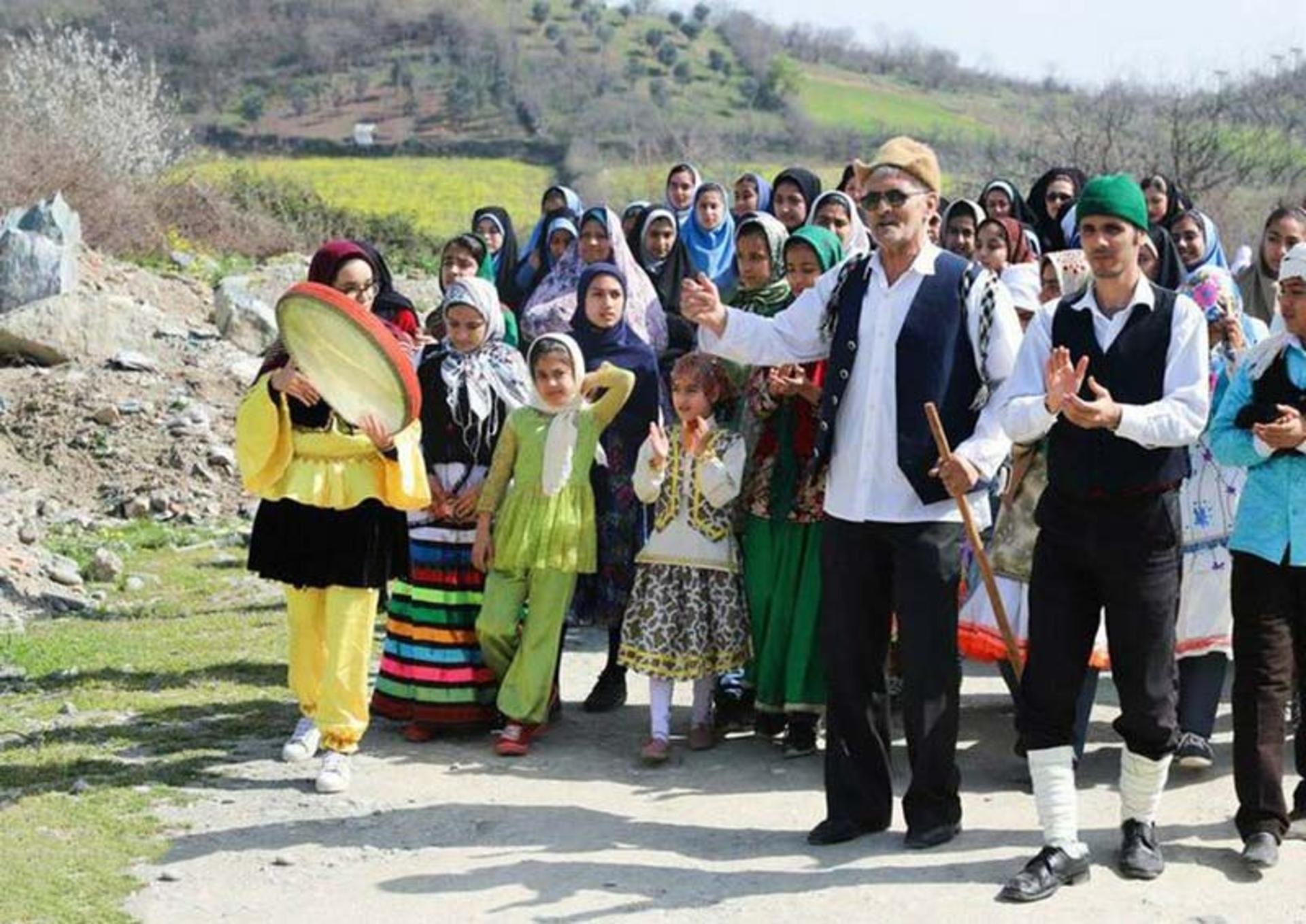 آوازخوانی پیرمرد در میان زنان 