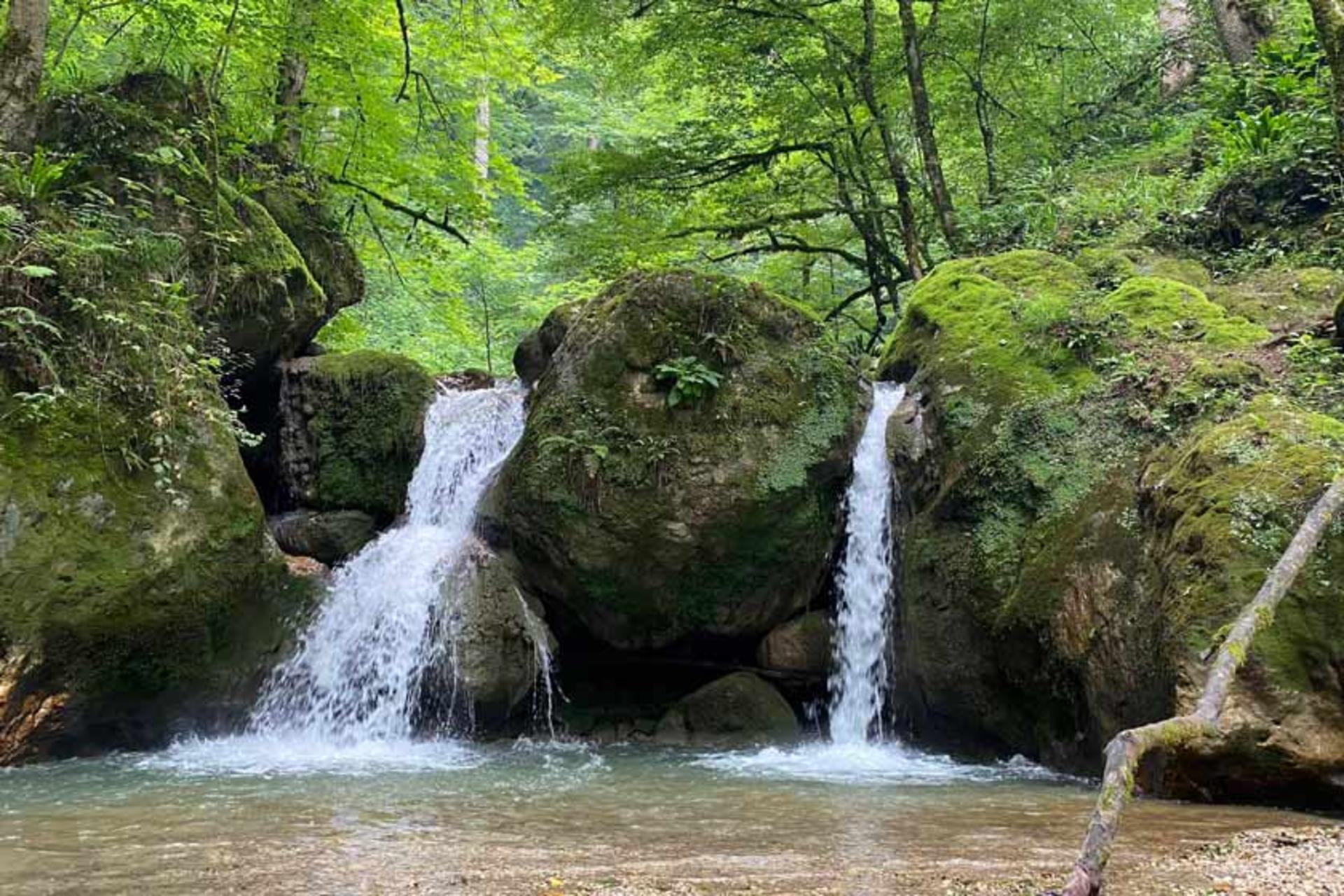 امتداد جریان آب در آبشار دارنو