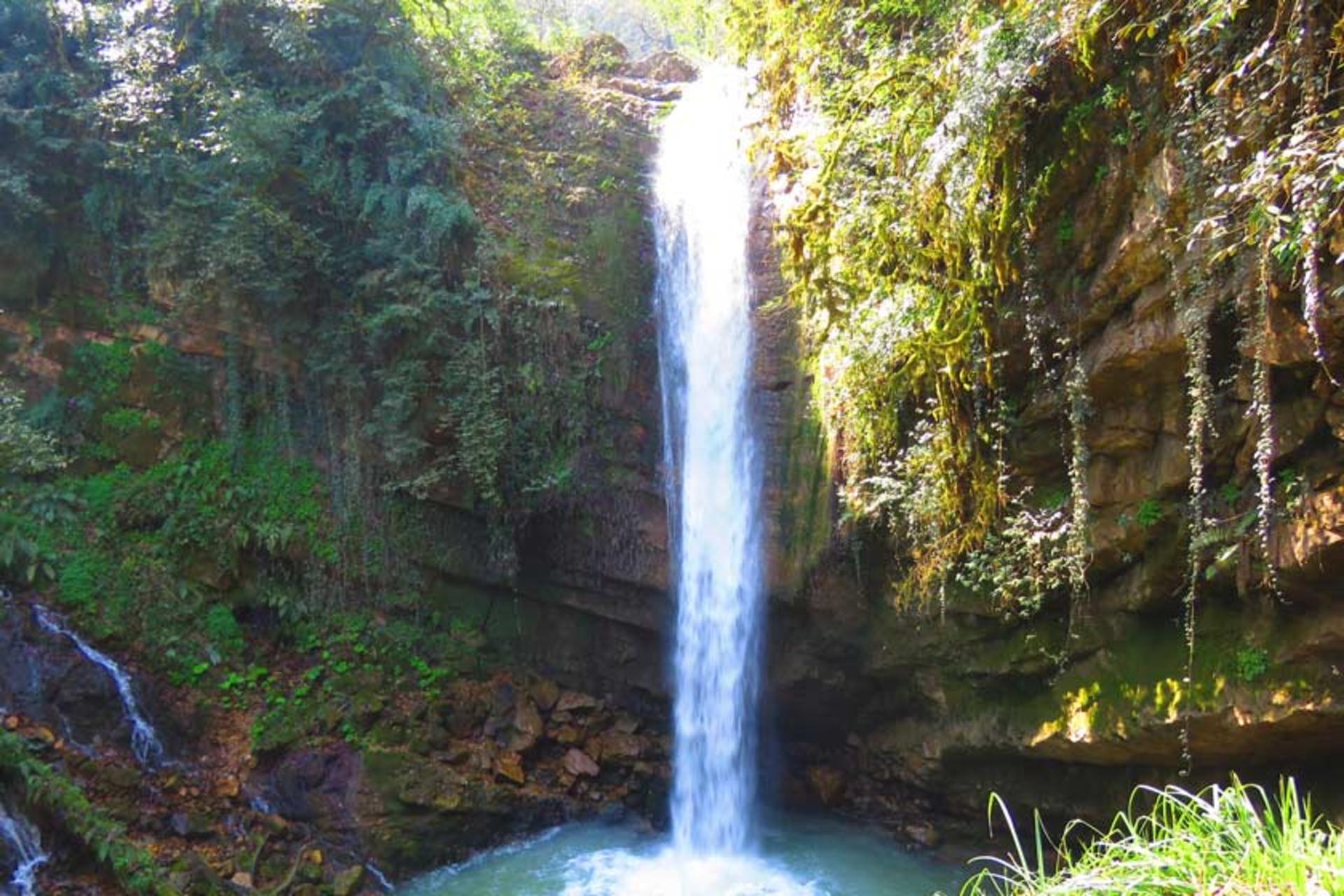 ریزش آب در آبشار دارنو