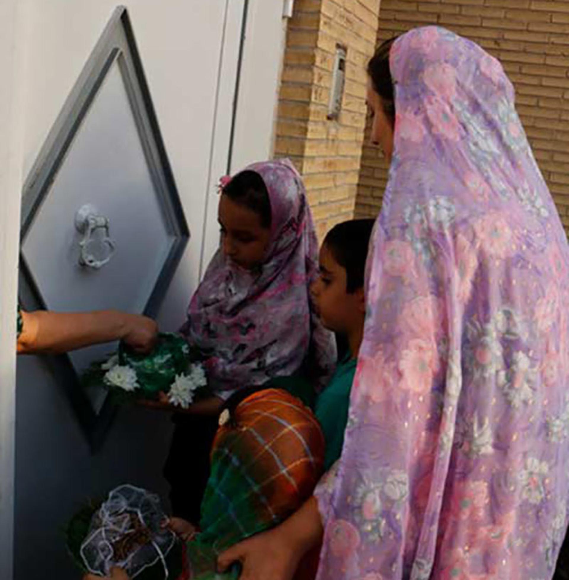 پر کردن کوزه برای مراسم تیرگان 