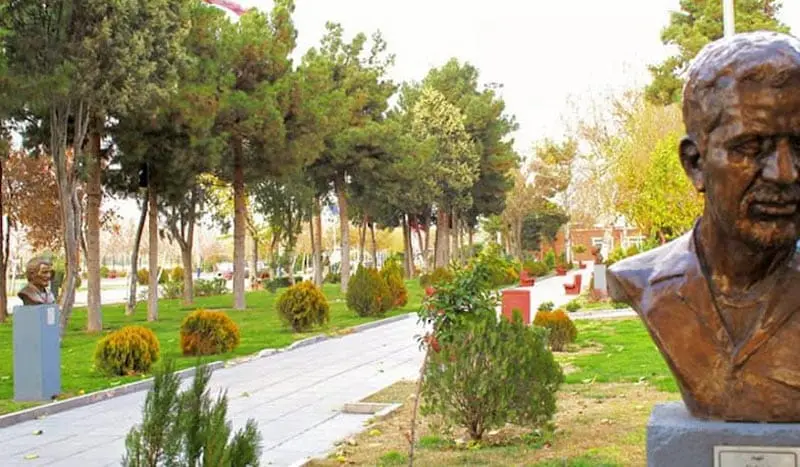تندیس مشاهیر در مسیر پیاده راه بوستان ولایت
