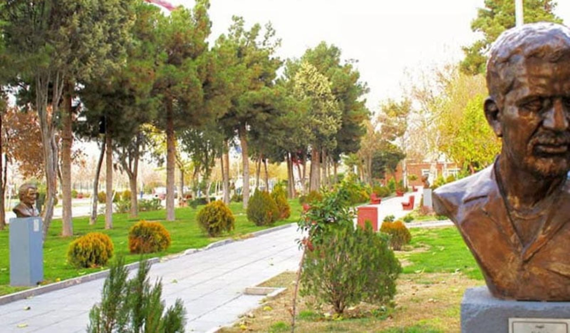 تندیس مشاهیر در مسیر پیاده راه بوستان ولایت
