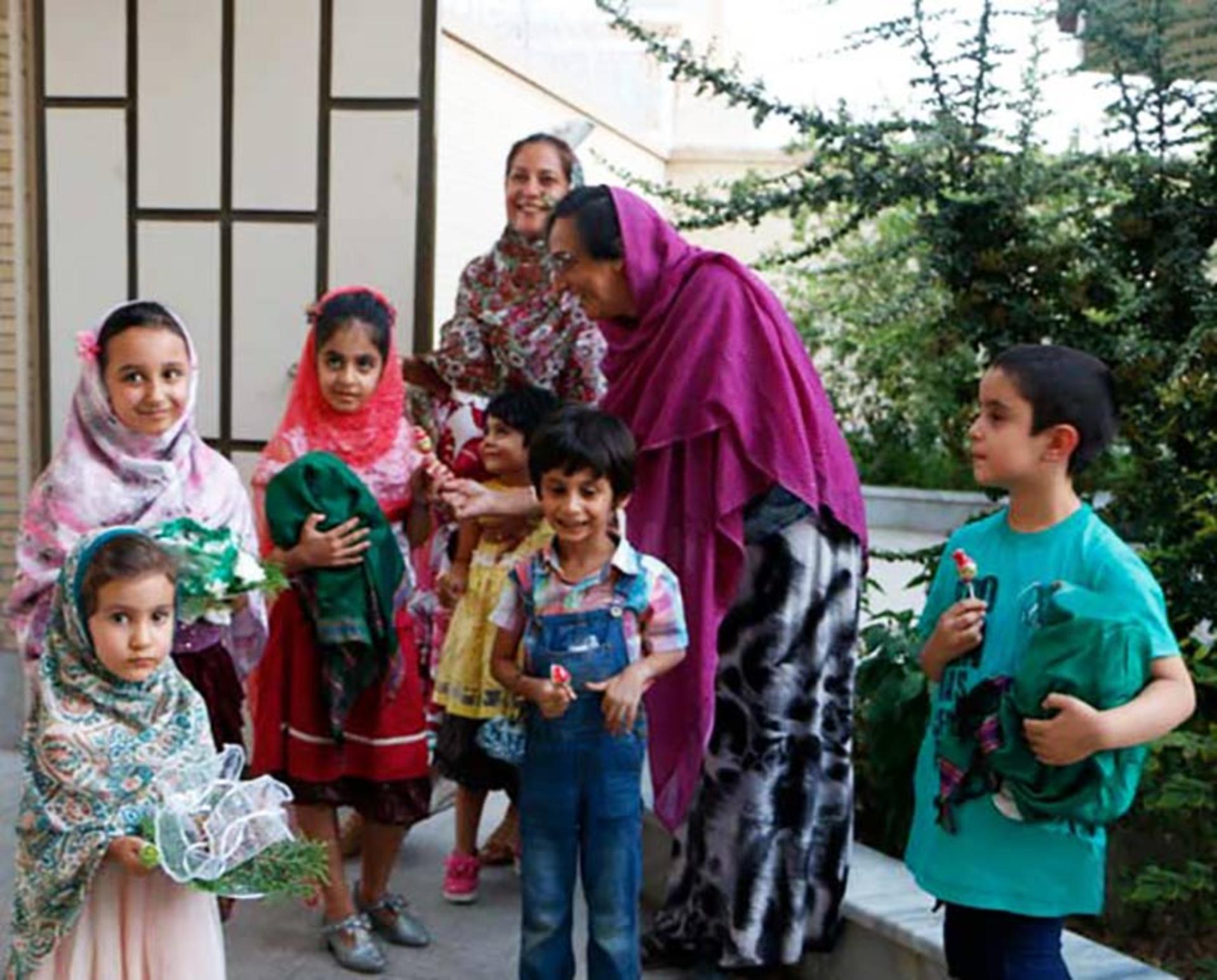 کوزه سفالی مراسم تیرگان در دست کودکان 