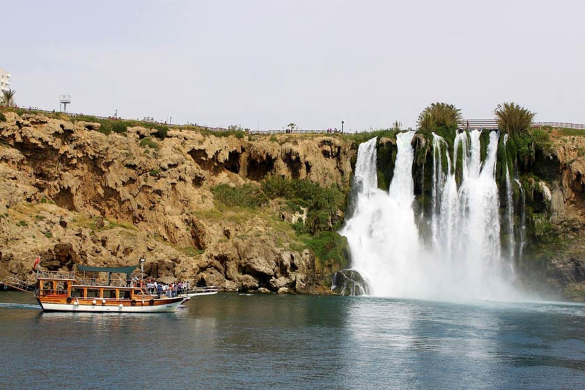 کشتی گردشگران در مقابل آبشار پایین آبشارهای دودن