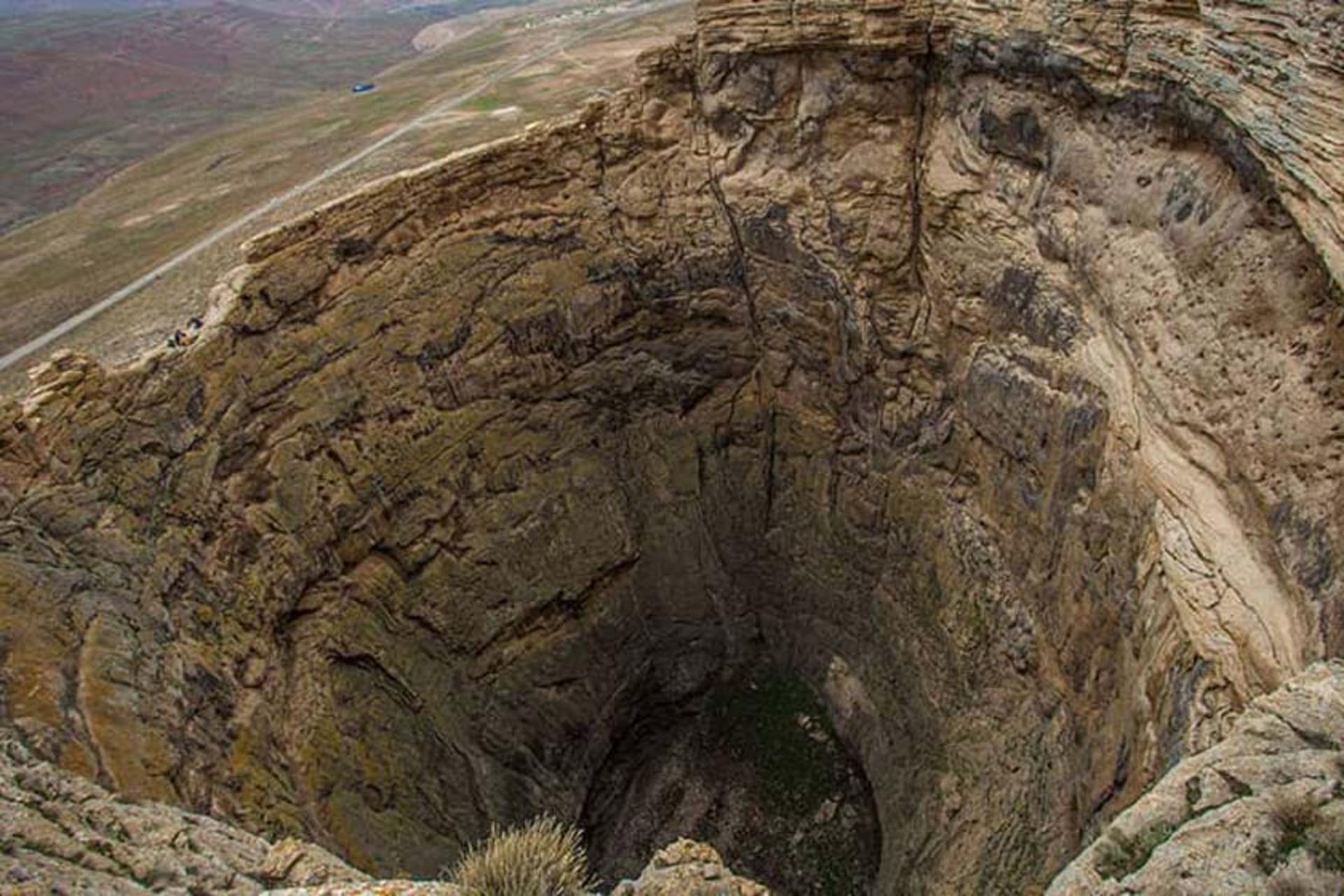 نمای از حفره کوه زندان سلیمان