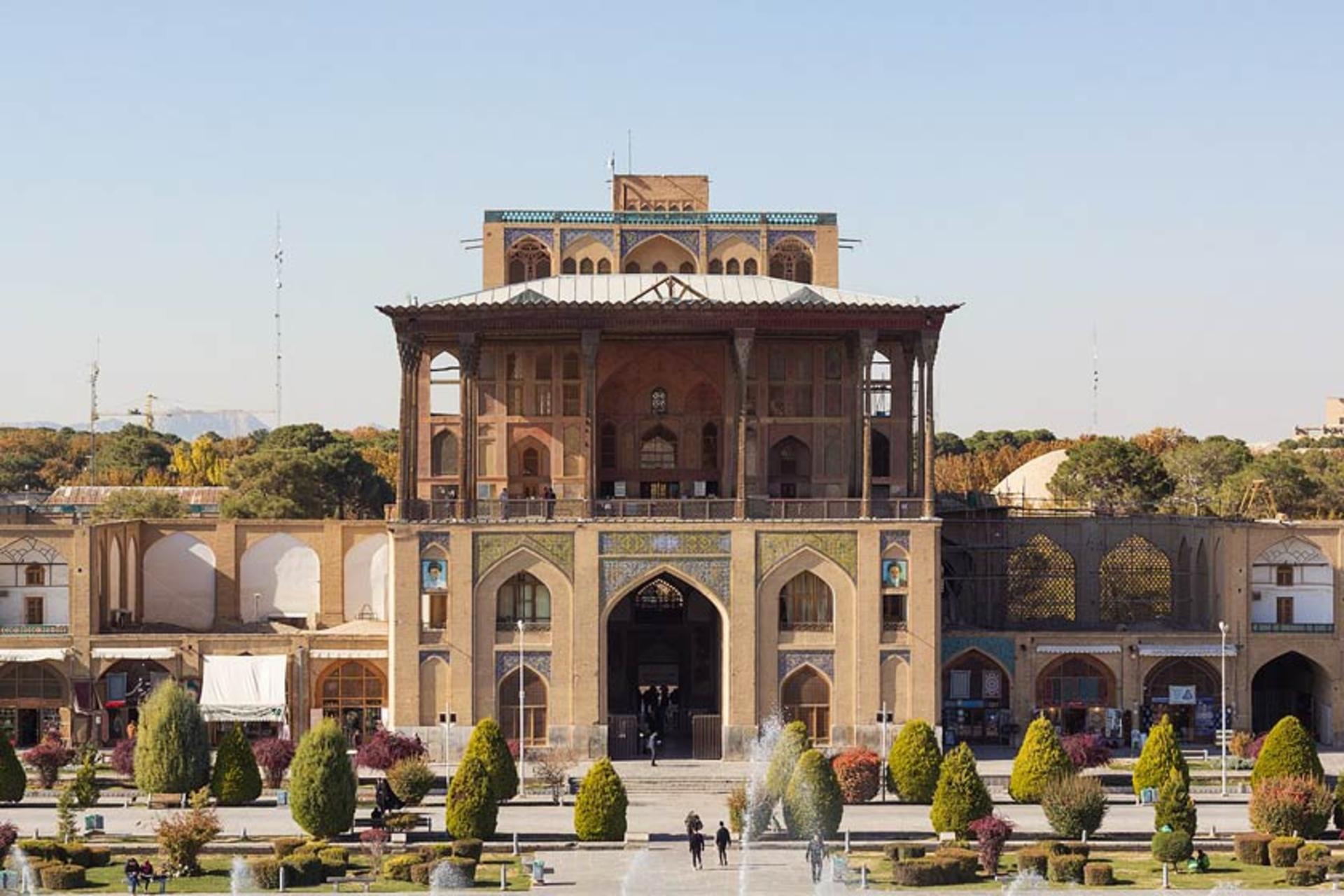 نمای بیرونی عمارت عالی قاپو