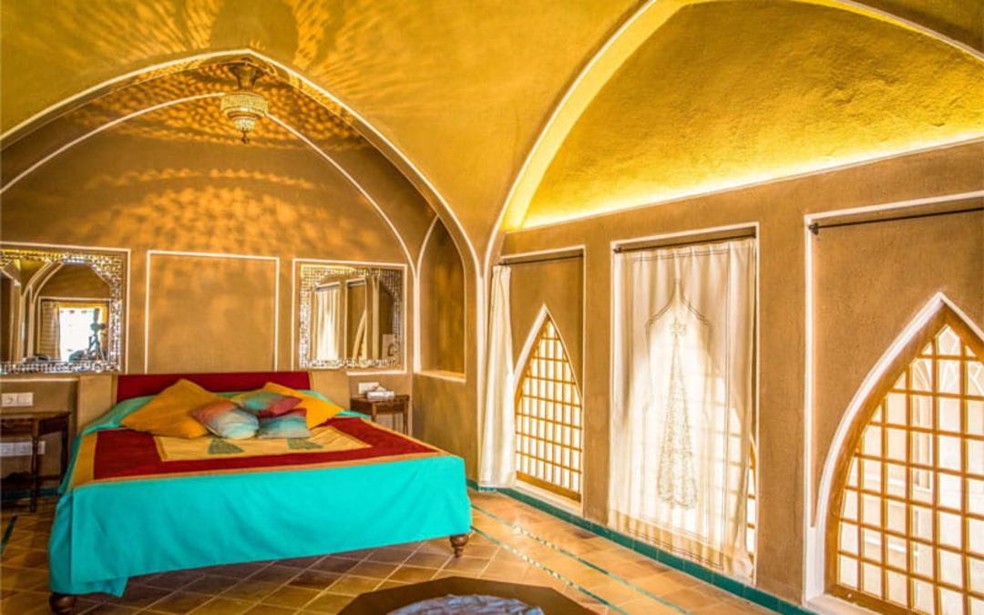 یکی از اتاق های هتل عامری ها در کاشان