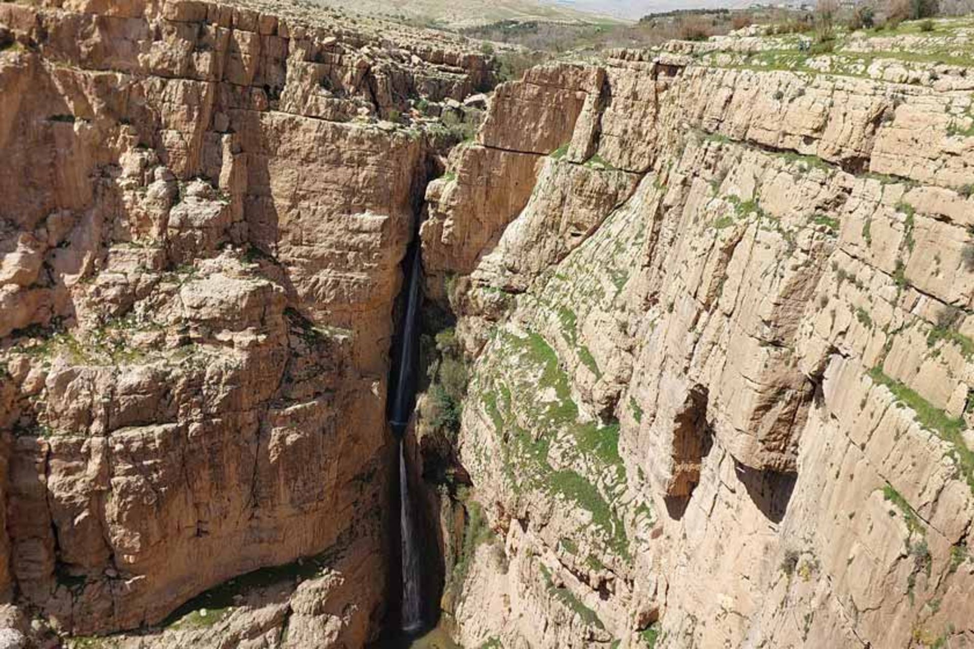 دورنمایی از آبشار پیران