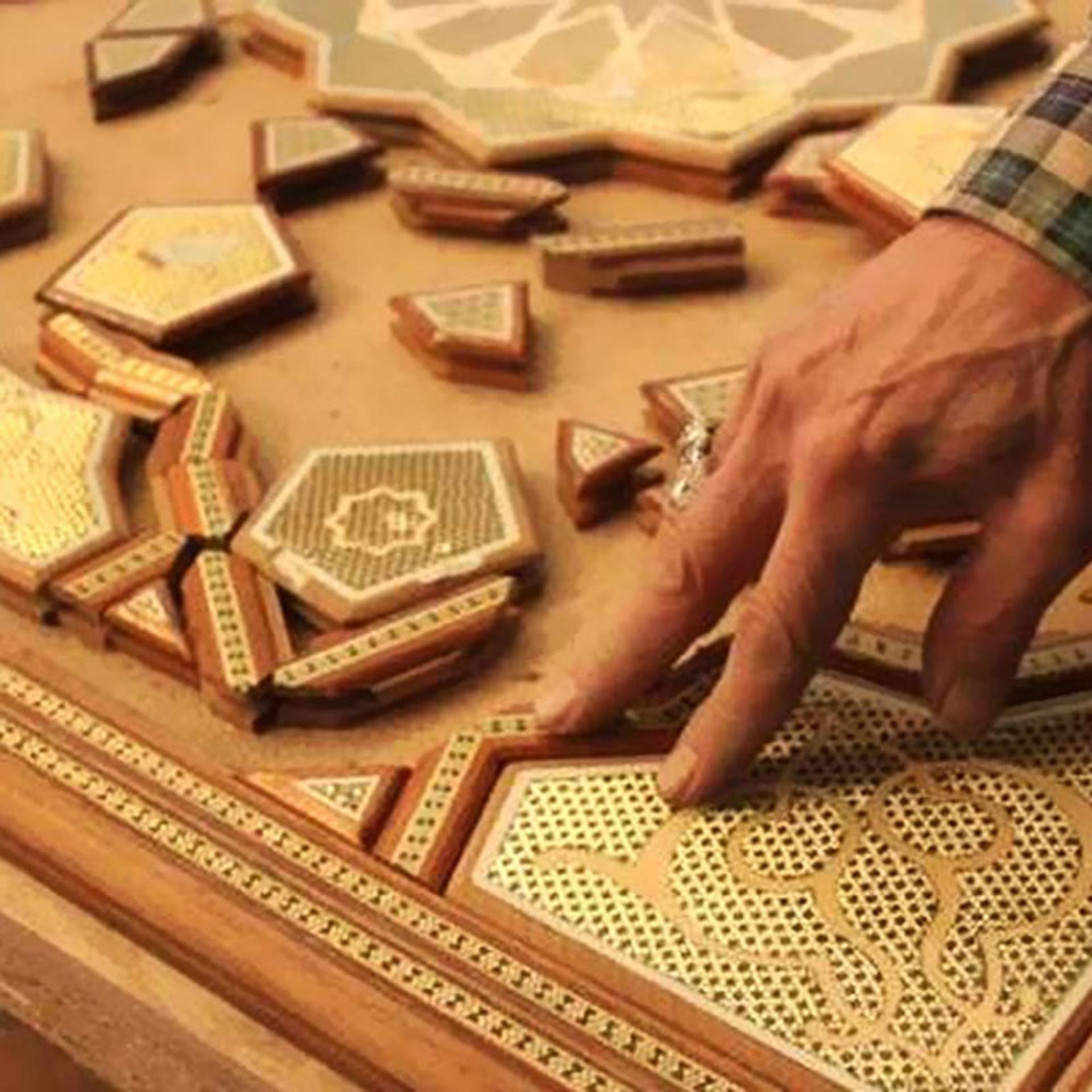 چیدن قطعات خاتم کنار هم 