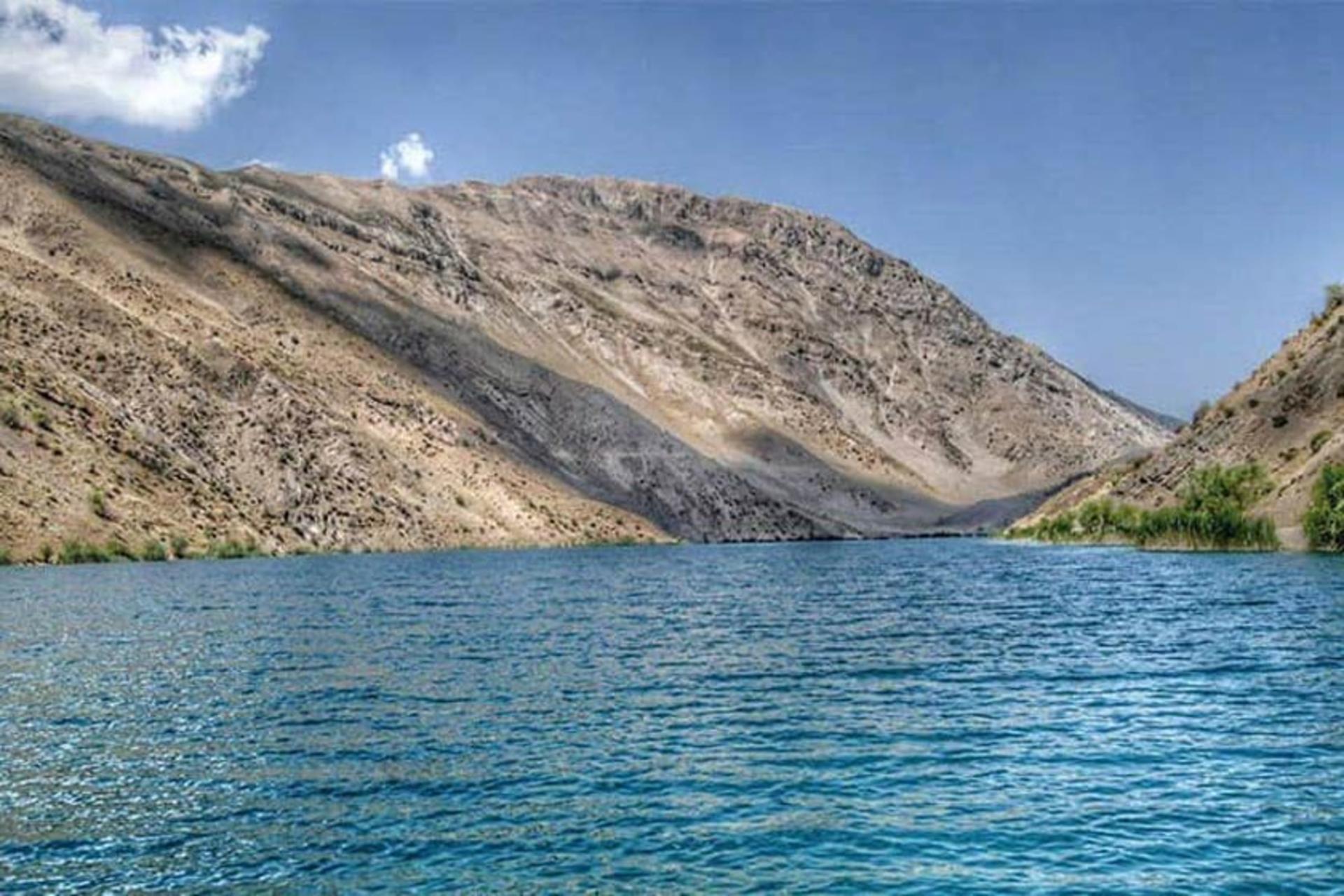 آب شفاف دریاچه گهر