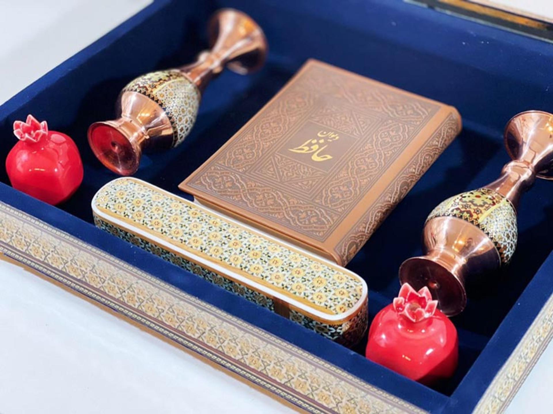 دیوان حافظ در کنار قلمدان و جام خاتم 