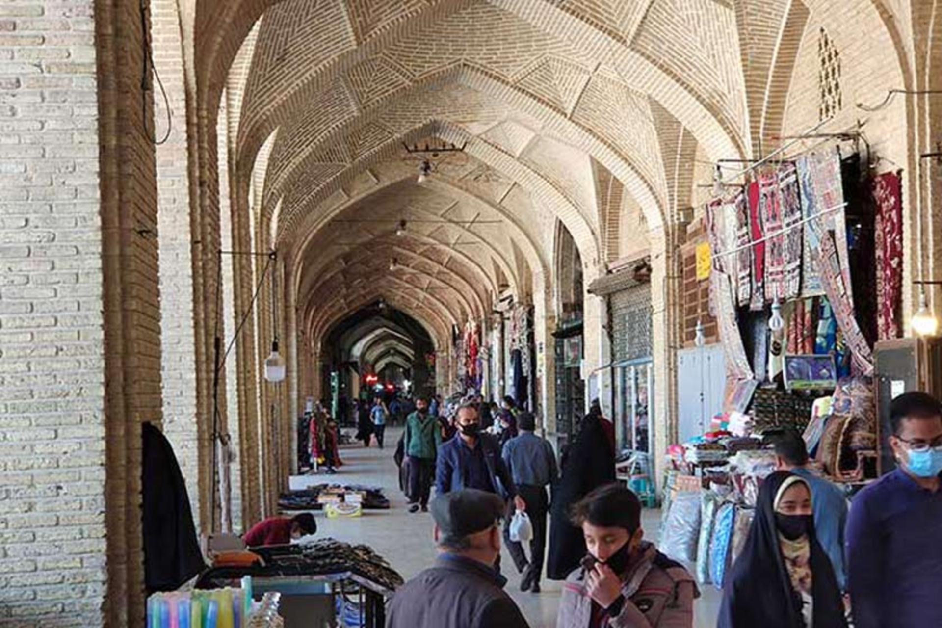 گردشگران در بازار سردار کرمان