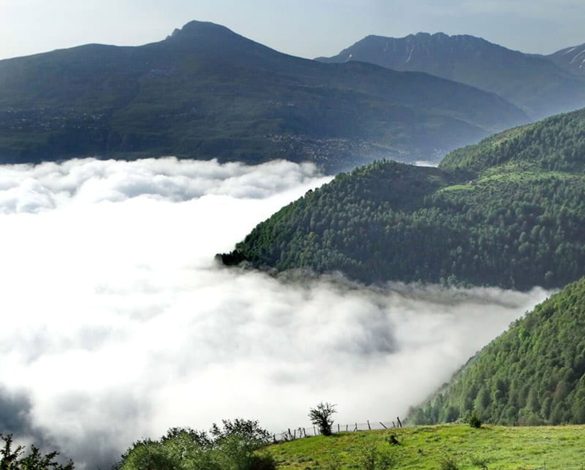 اقیانوس ابر بر فراز روستای ییلاقی فیلبند 