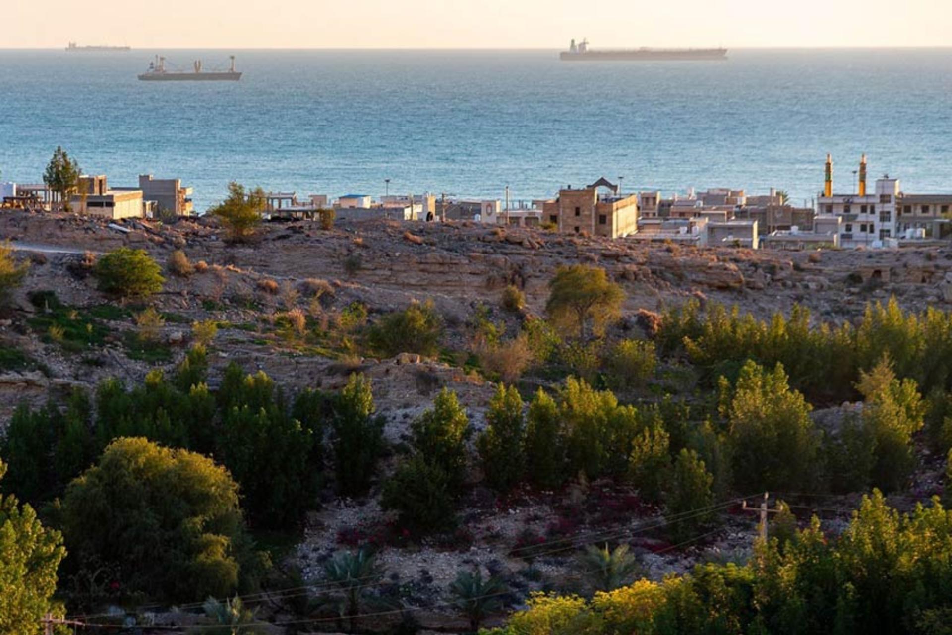 دورنمایی از بندر سیراف