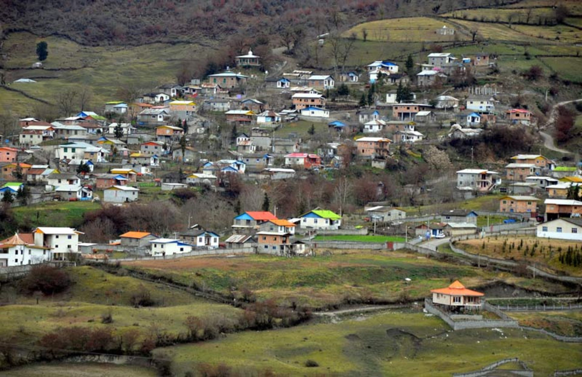 خانه های روستایی روستای چمستان بر دامنه های سرسبز کوهستان