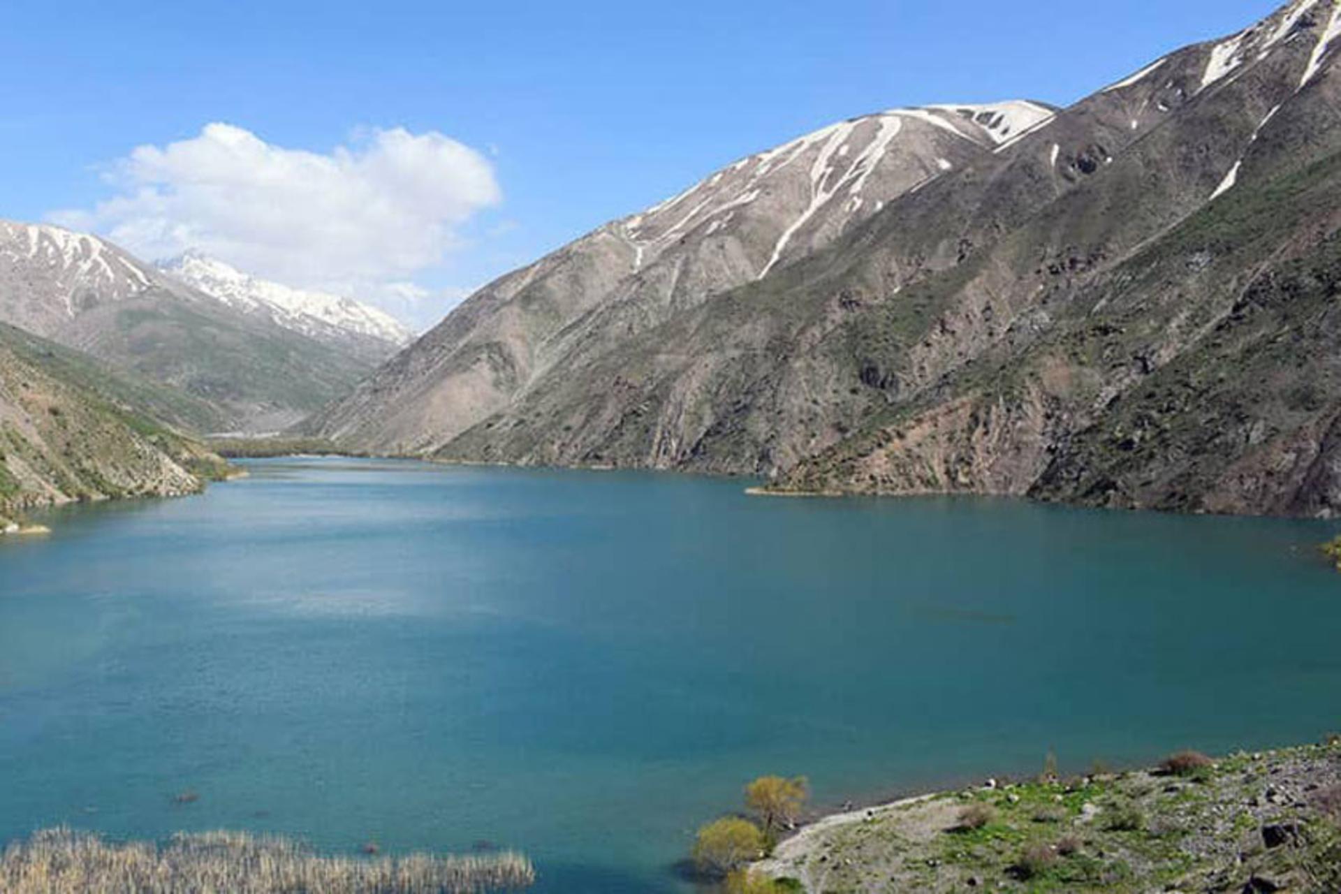 دریاچه گهر در کنار کوه‌ها