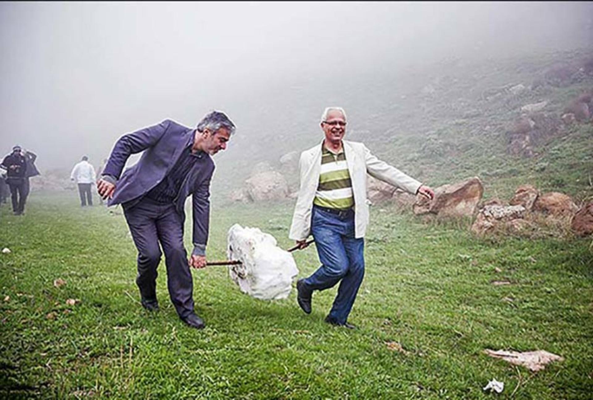 حمل برف توسط مردان مازندرانی 