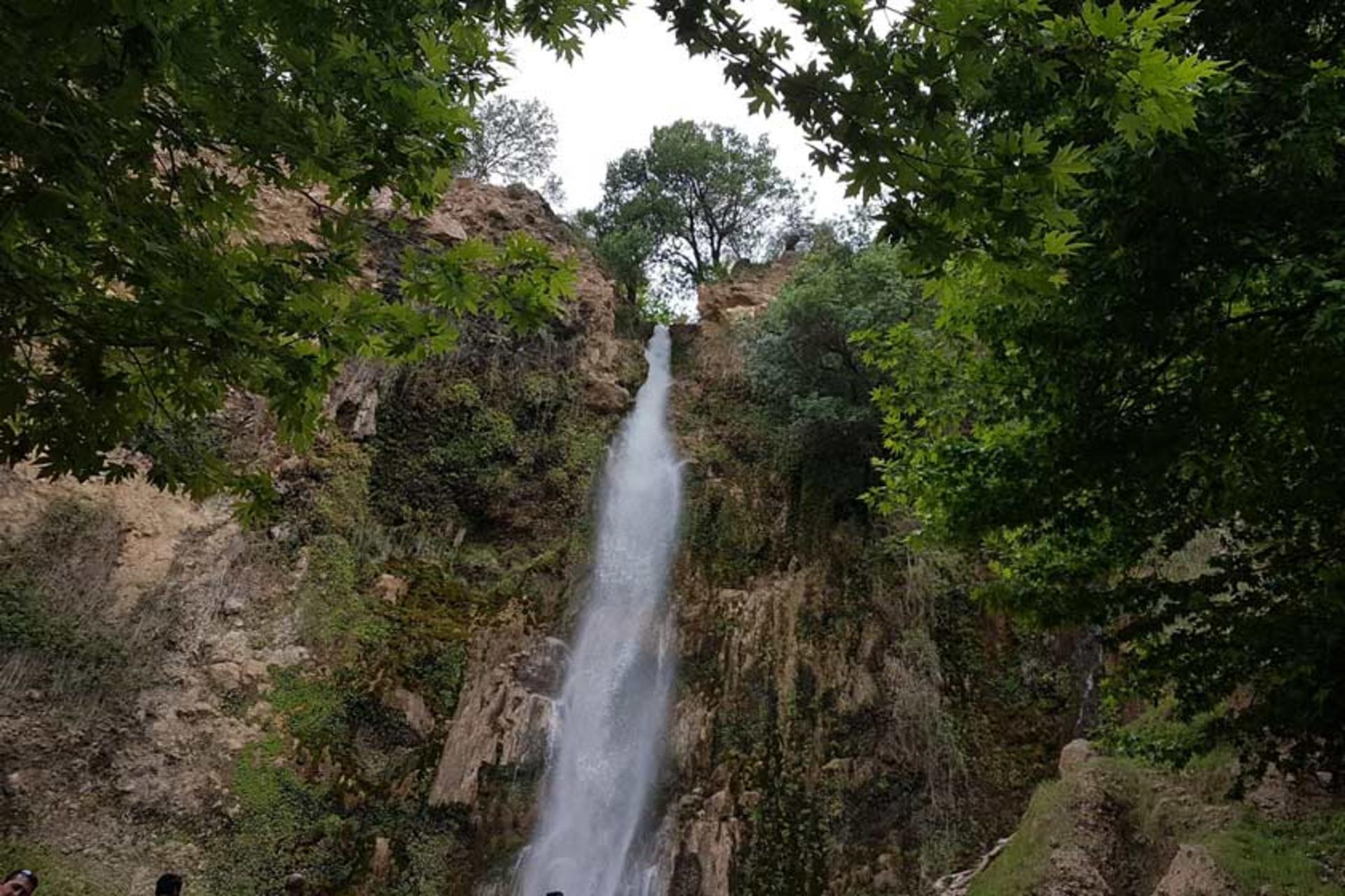 جریان پرخروش آب در آبشار شیوند