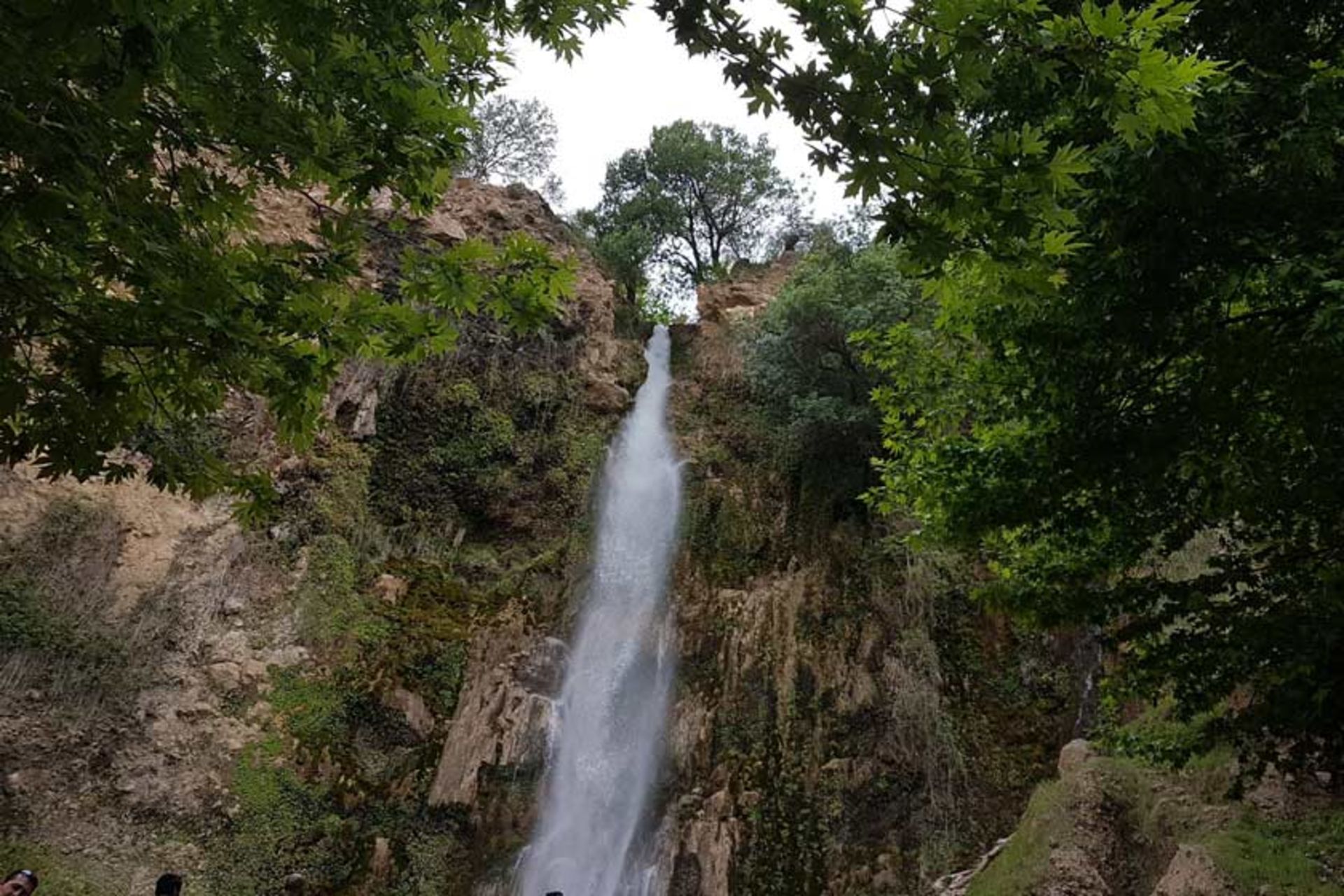 جریان پرخروش آب در آبشار شیوند