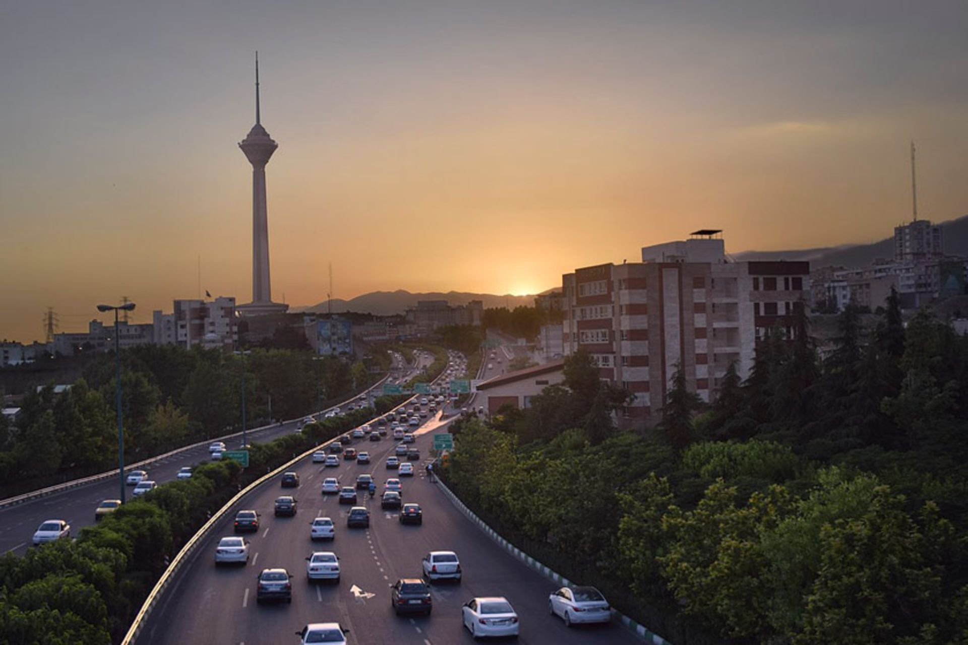 برج میلاد هنگام غروب