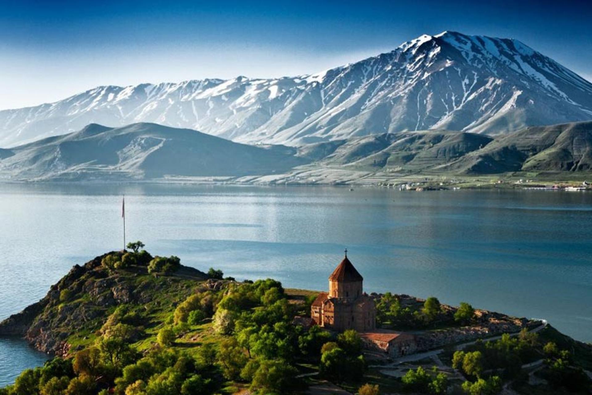 صومعه هایراوانک و دریاچه سوان