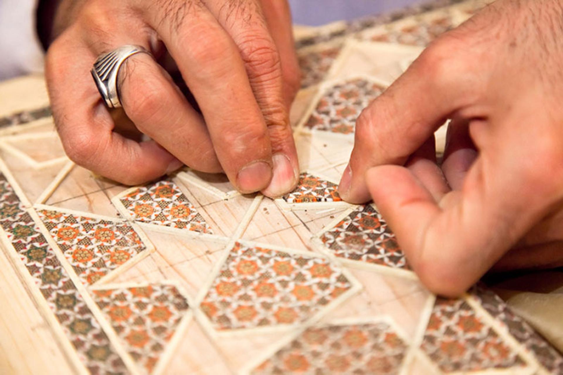 چسباندن قطعات خاتم بر سطح چوب 