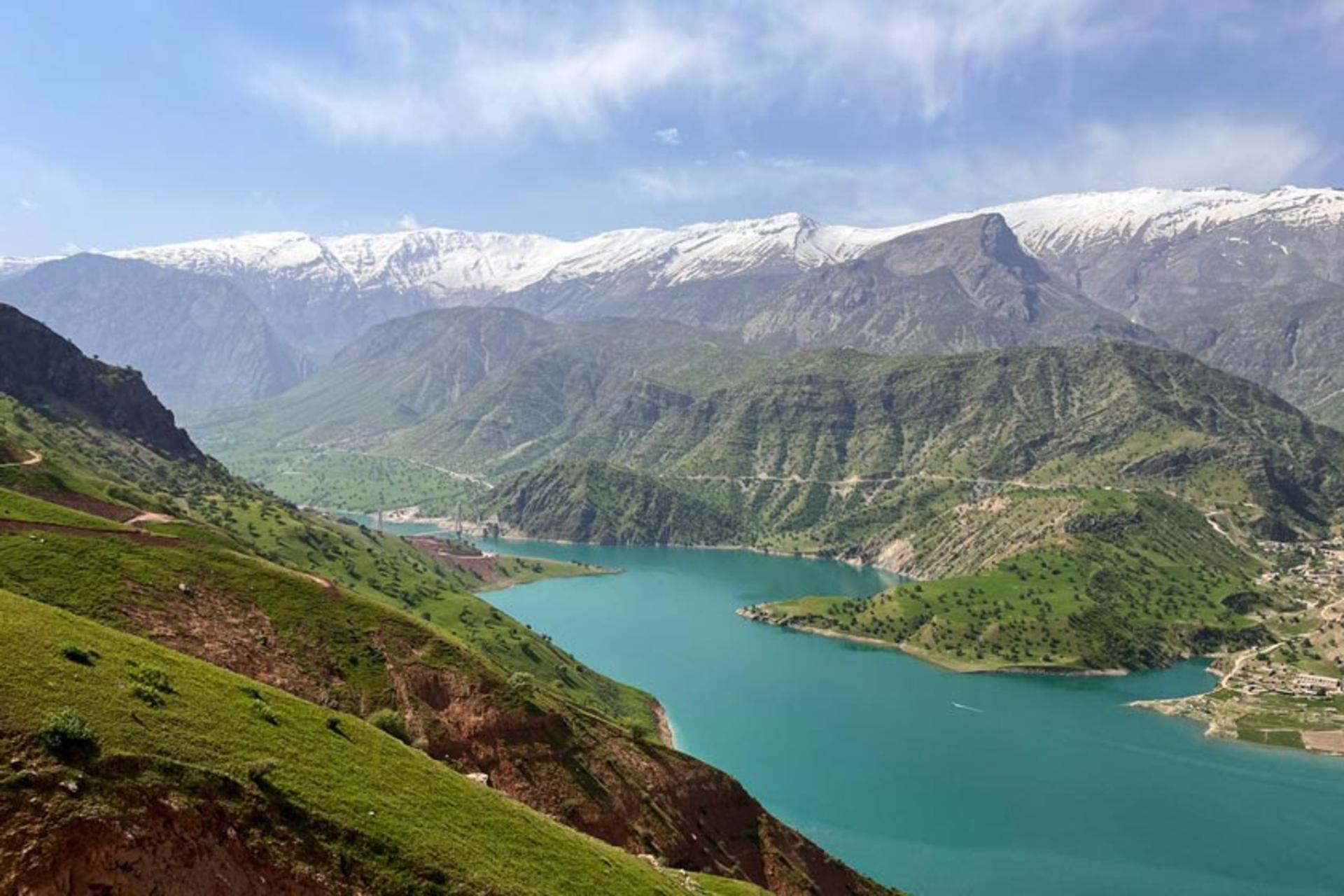 سطح نیلگون دریاچه سد دز 