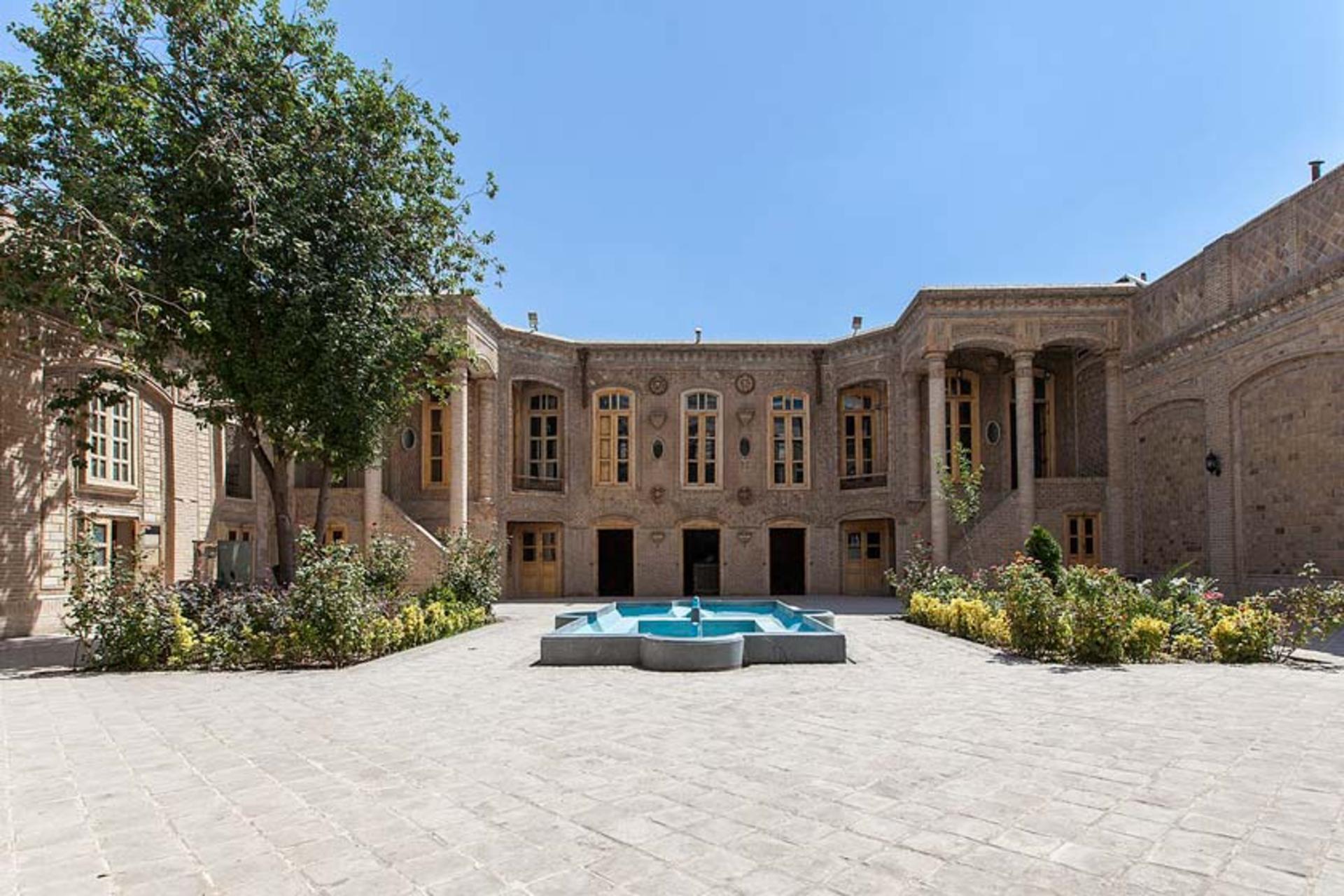 حوض مرکزی مقابل بنای خانه داروغه