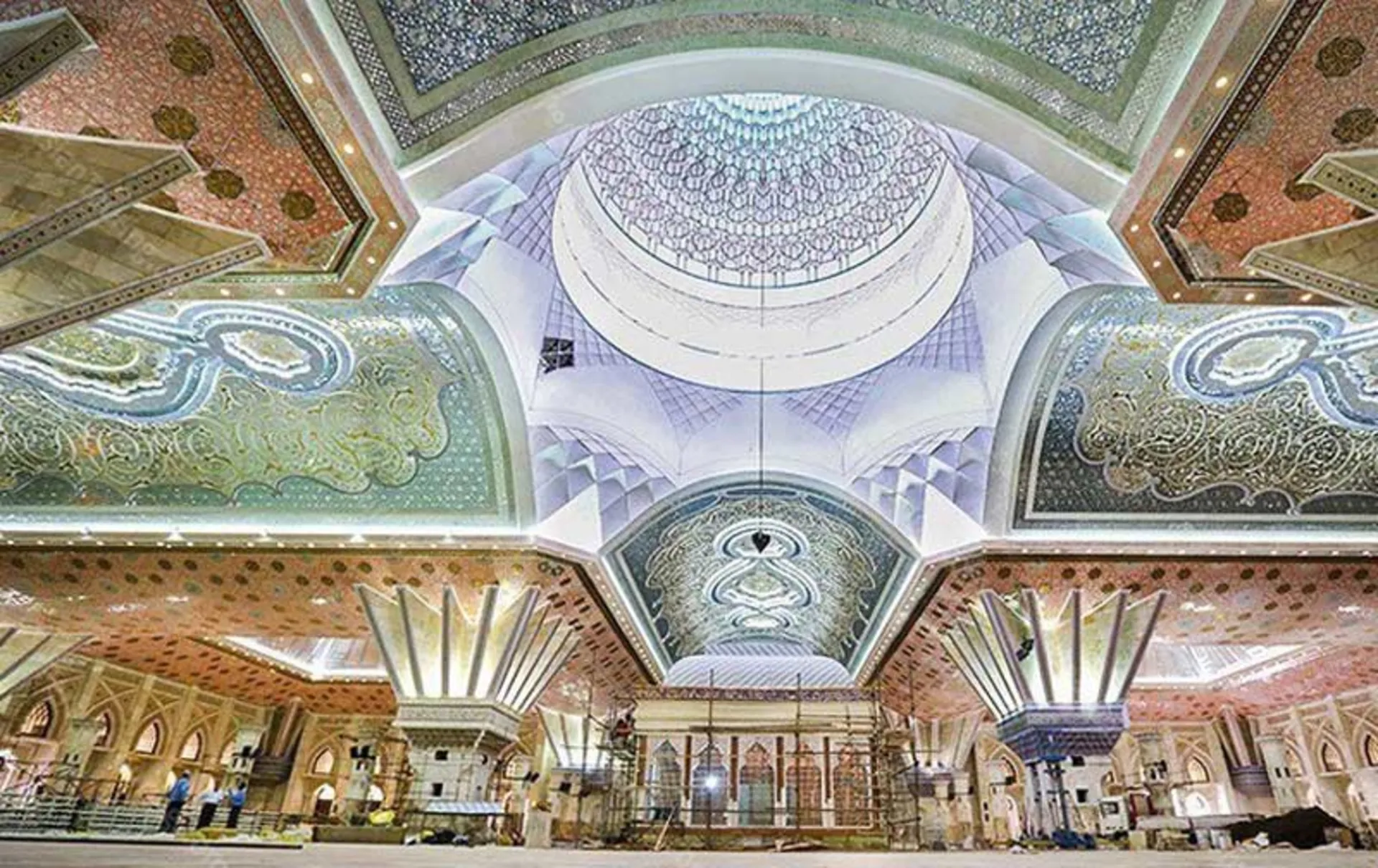 نمایی از سقف گنبد طلایی حرم امام خمینی از داخل