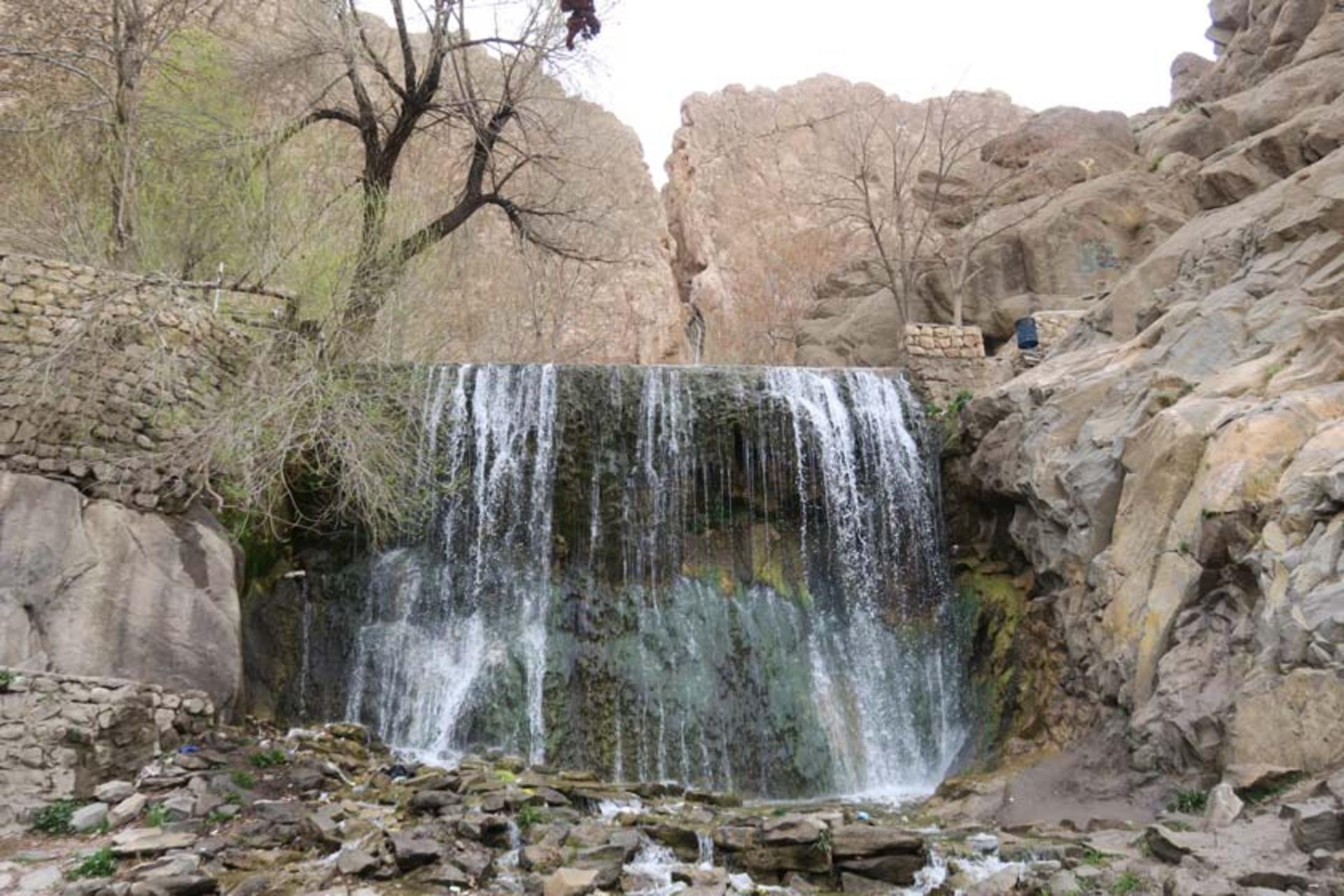 مسیر آب در آبشار سمیرم