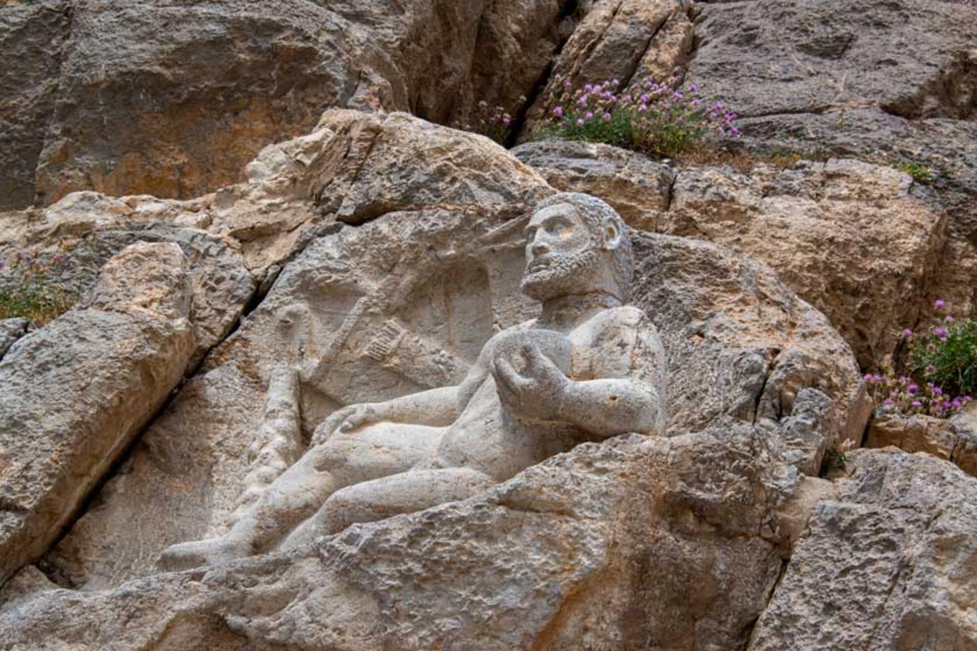 مجسمه هرکول در دل کوه