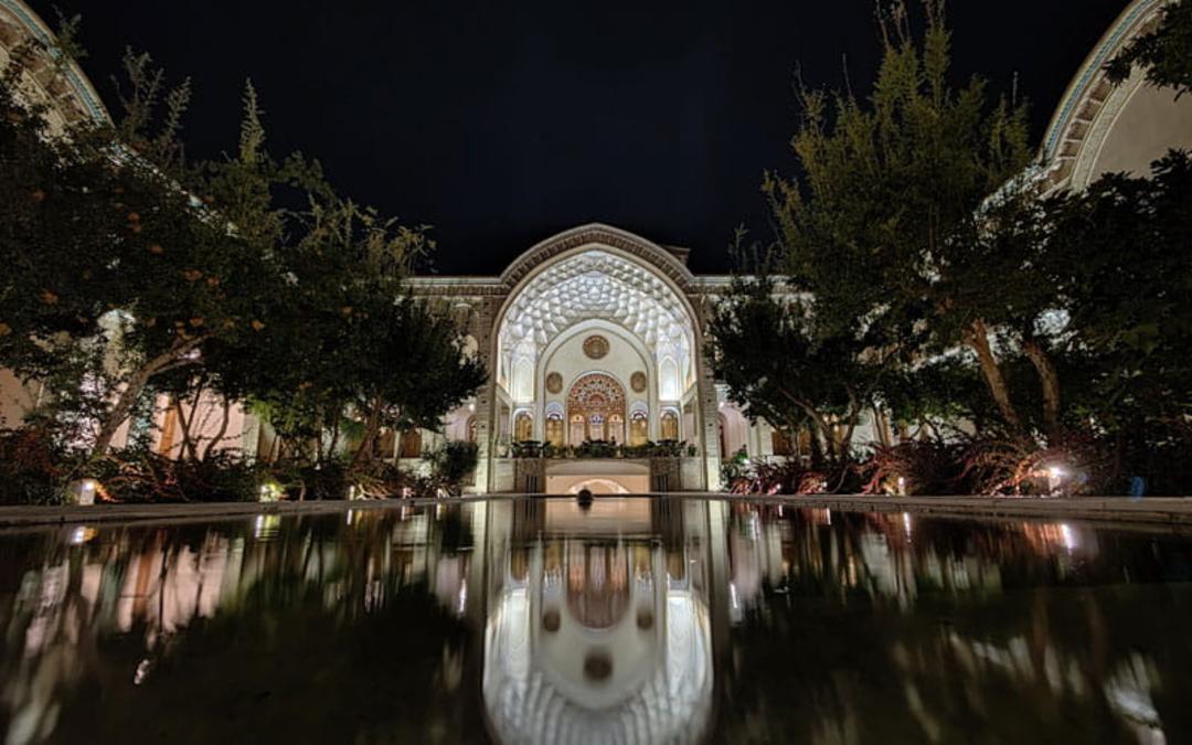 حیاط هتل عامری ها در شب
