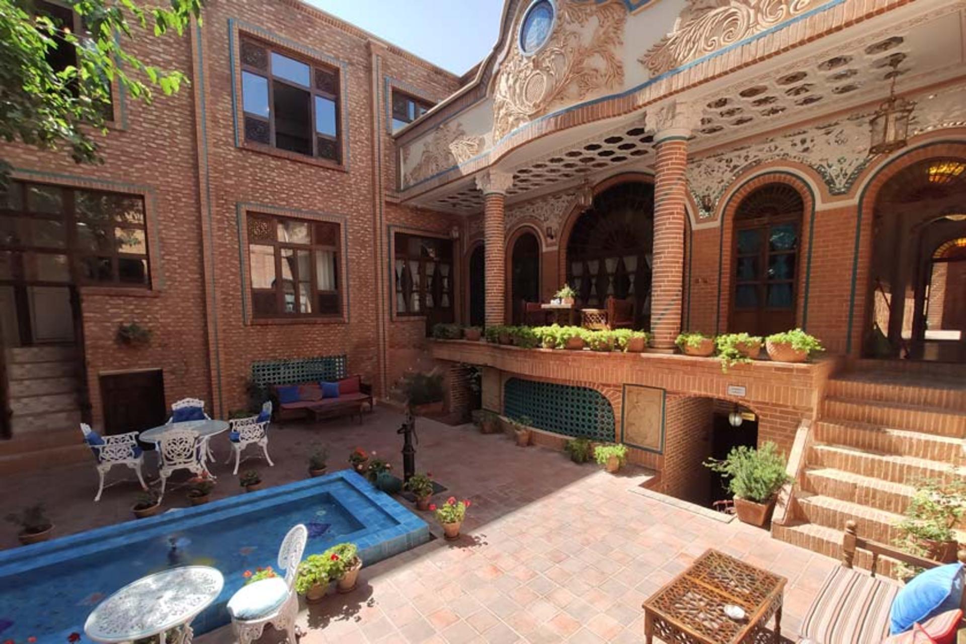 ایوان خانه پهلوان رزاز