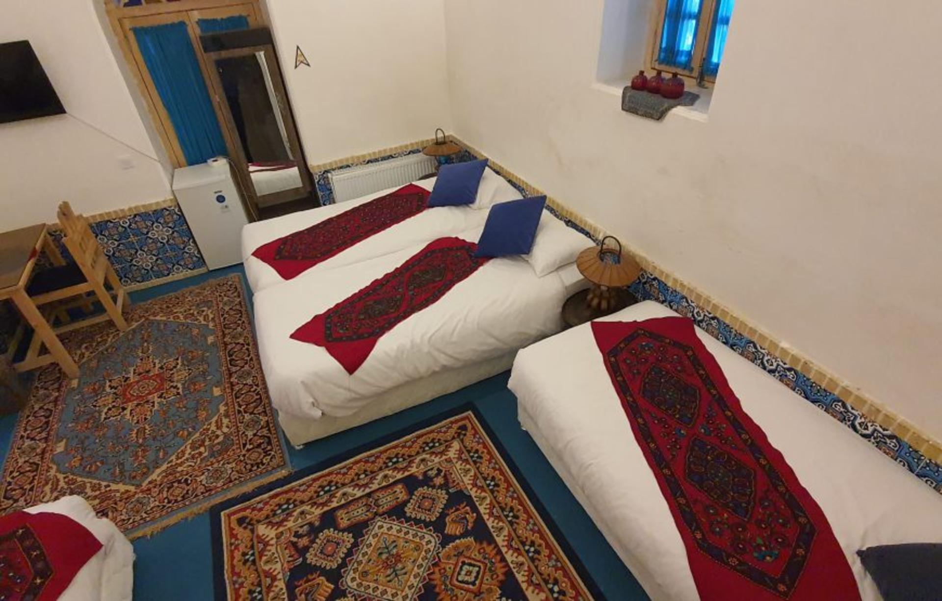 هتل سنتی شهباز کرمان؛ اتاق سه تخته